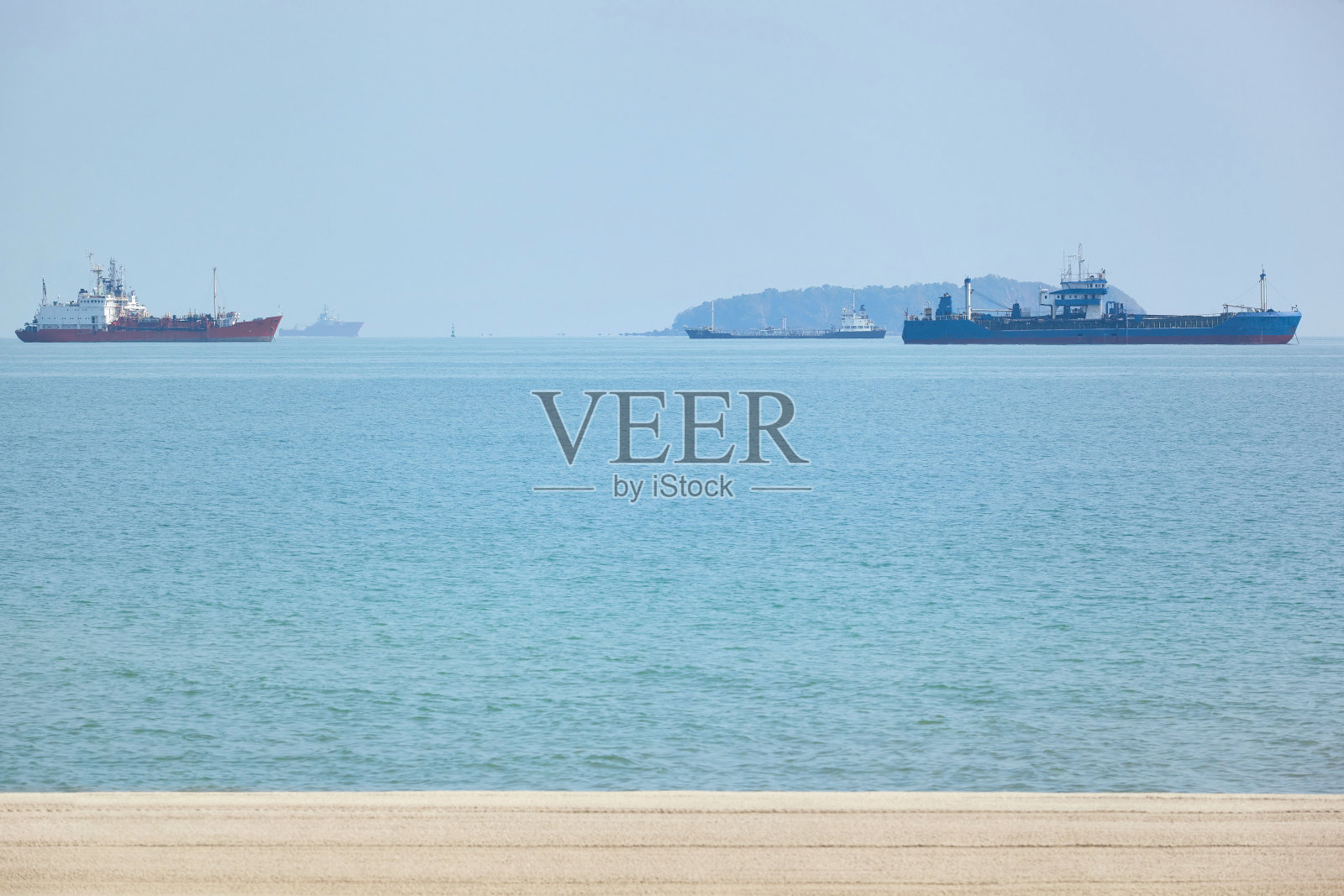 国际集装箱货船在泰国萨米拉海滩海上的物流与运输照片摄影图片