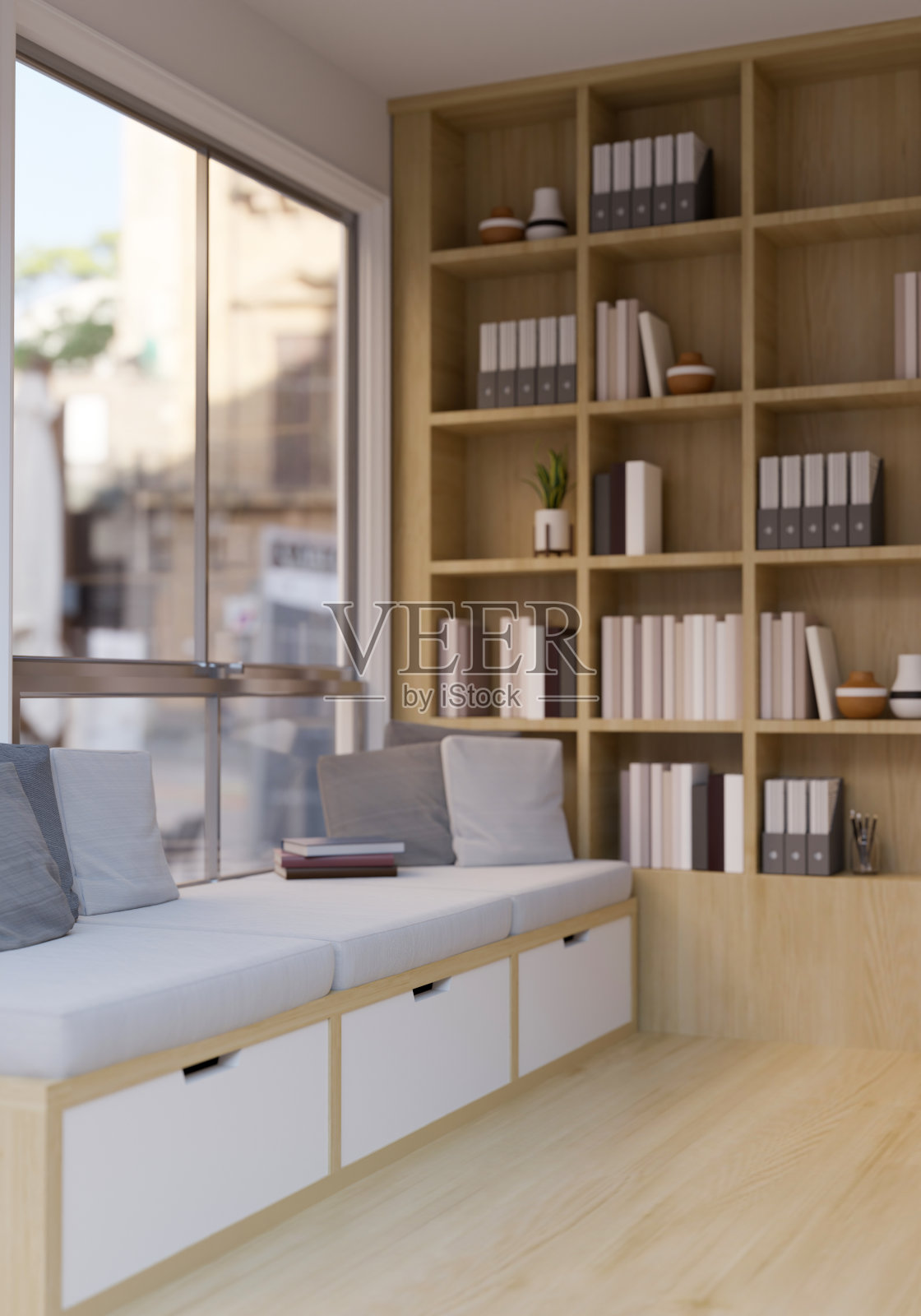 舒适的最小客厅内部，沙发靠玻璃墙，内置书架上的书照片摄影图片