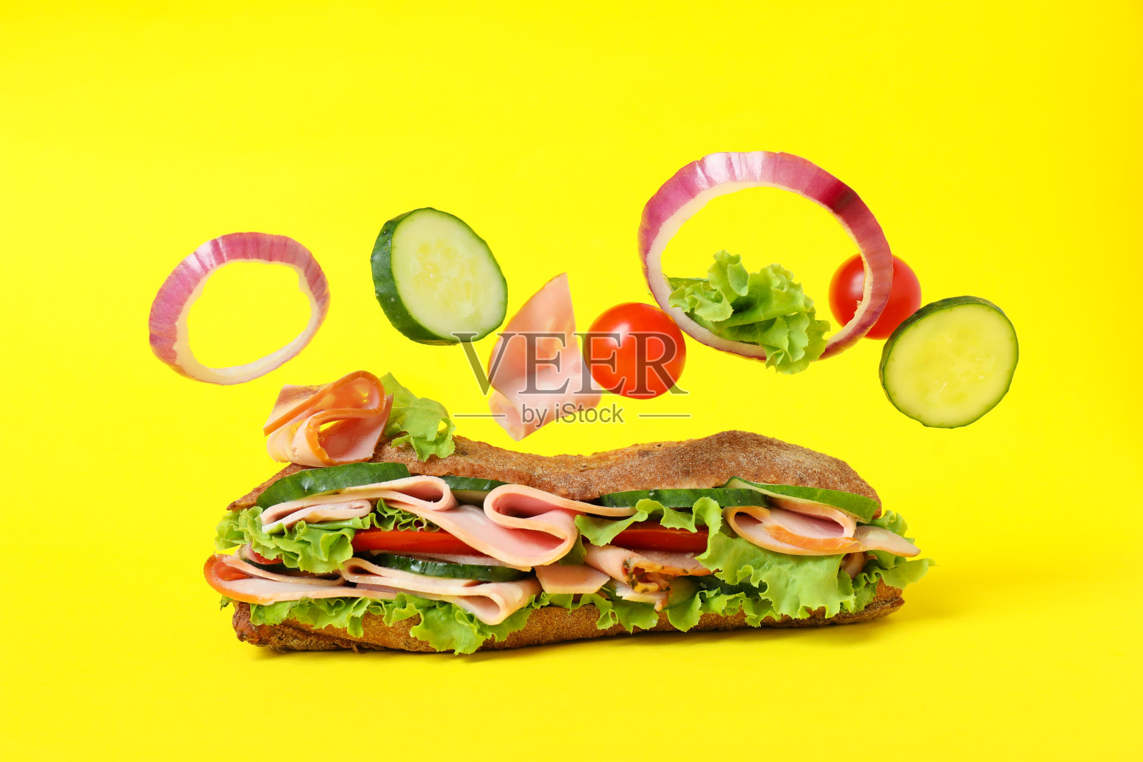 Ciabatta三明治和黄色背景的配料照片摄影图片