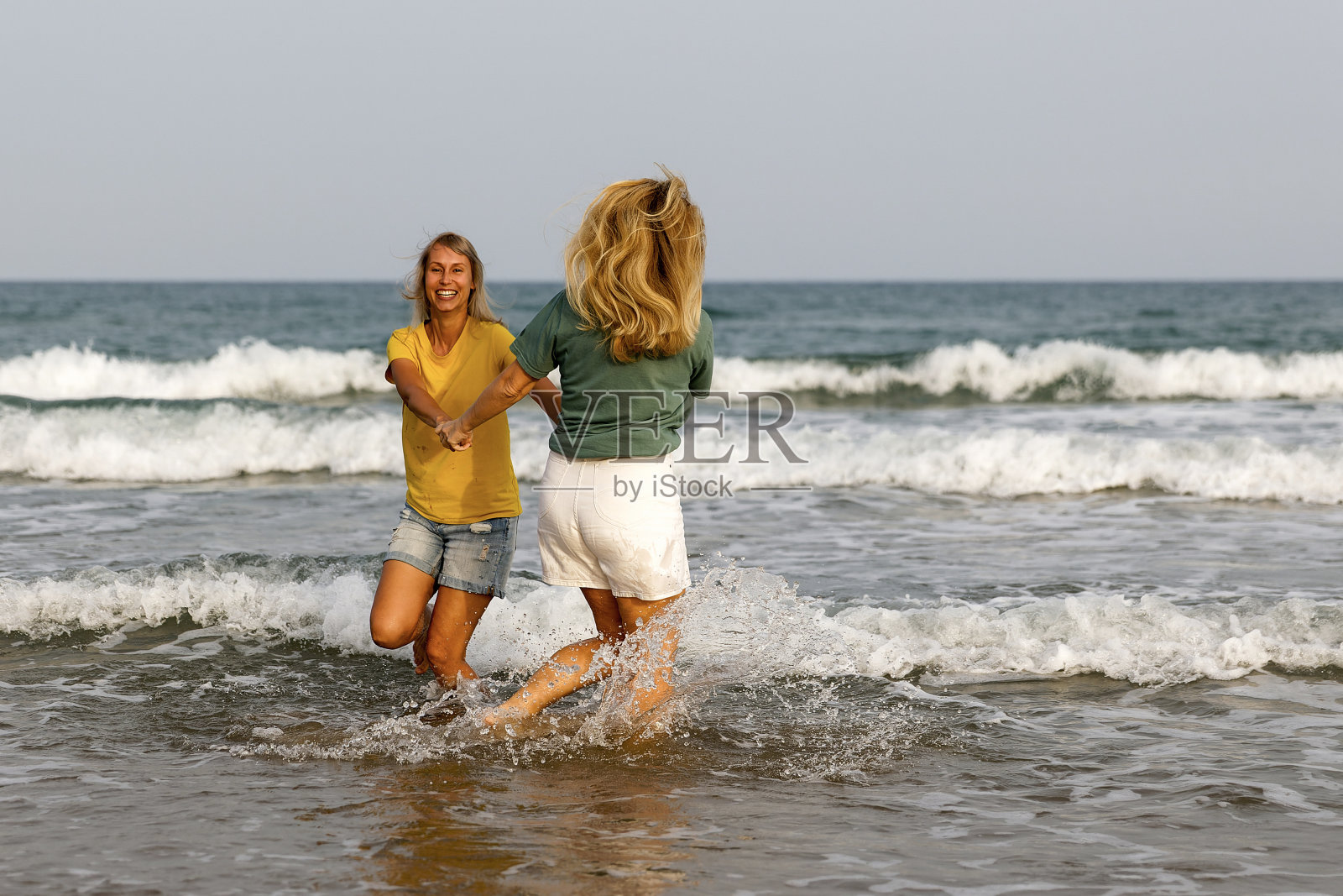 闺蜜们在海边散步玩乐，一家人在海上度假照片摄影图片
