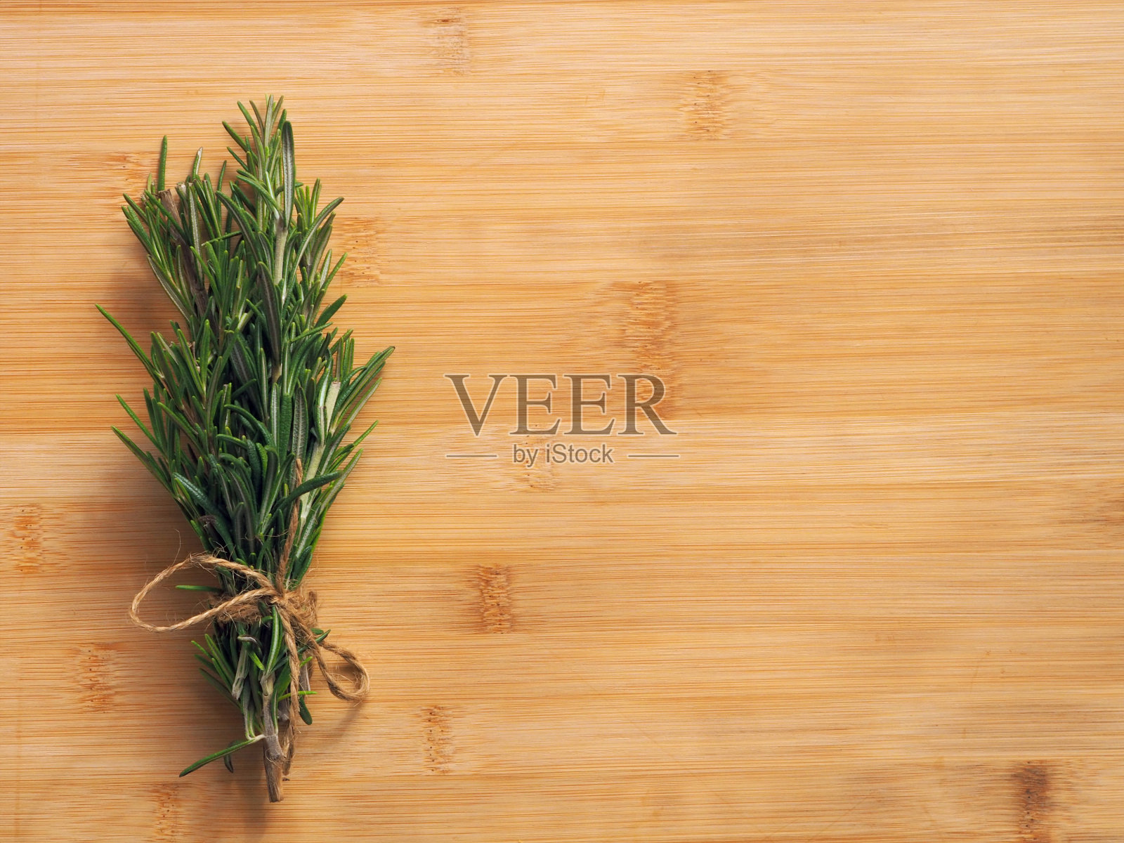 一束新鲜的绿色迷迭香，用麻绳捆绑。照片摄影图片