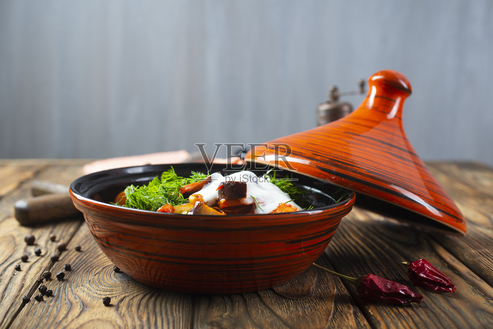 切好的蔬菜放在碗里。传统的西葫芦，甜椒和茄子烩菜照片摄影图片