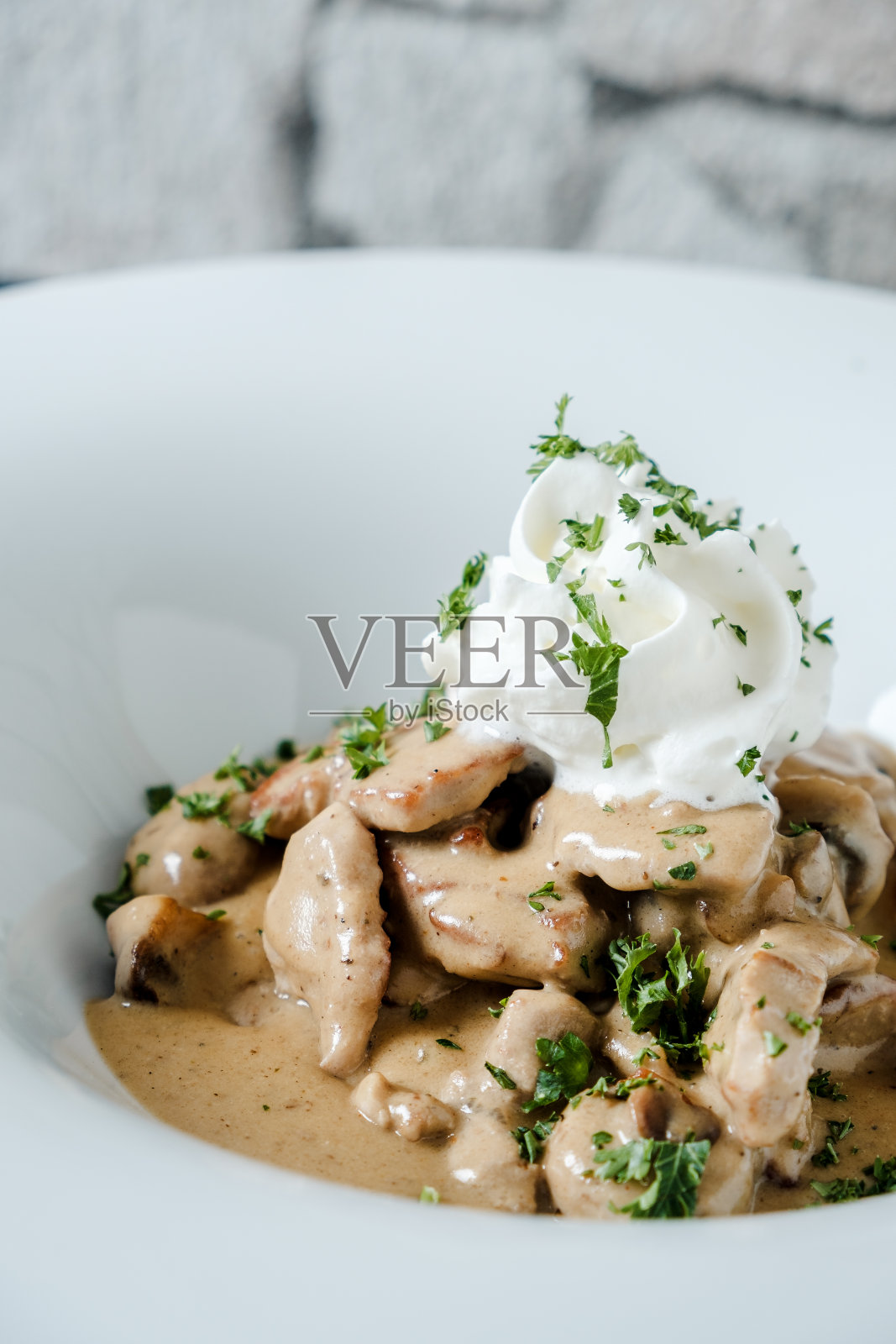 肉片配奶油酱照片摄影图片