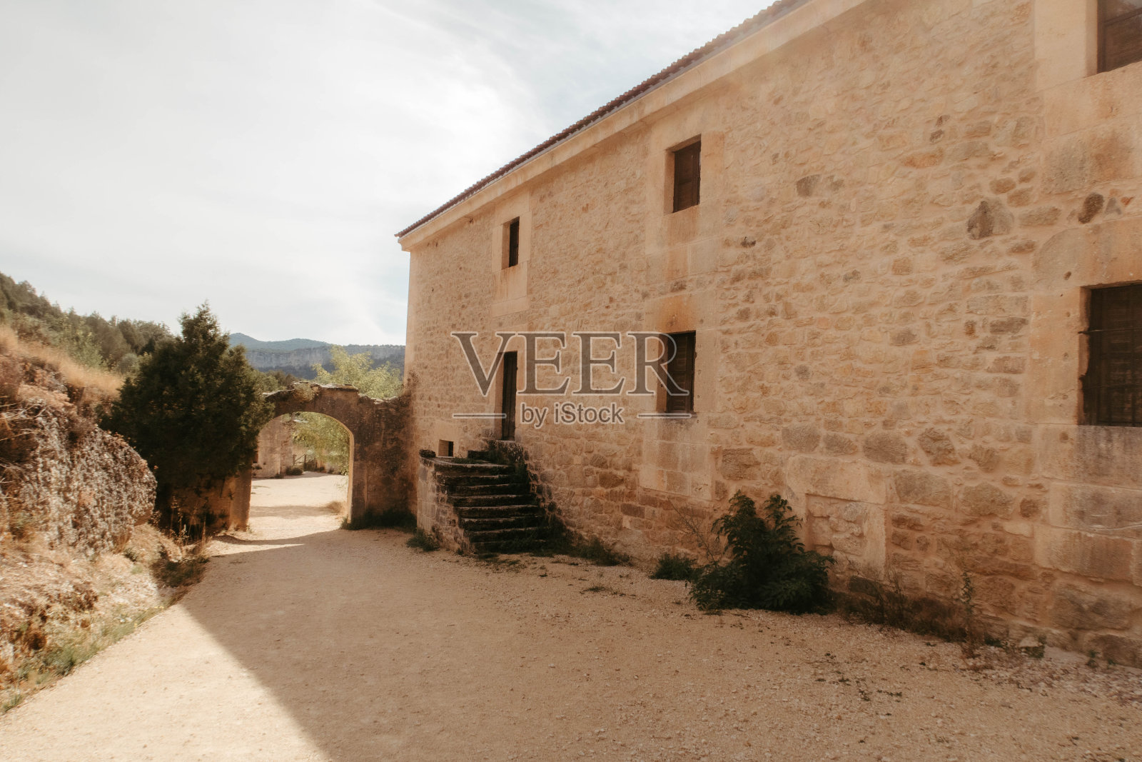 西班牙布尔戈斯山区一座古老修道院的侧视图照片摄影图片