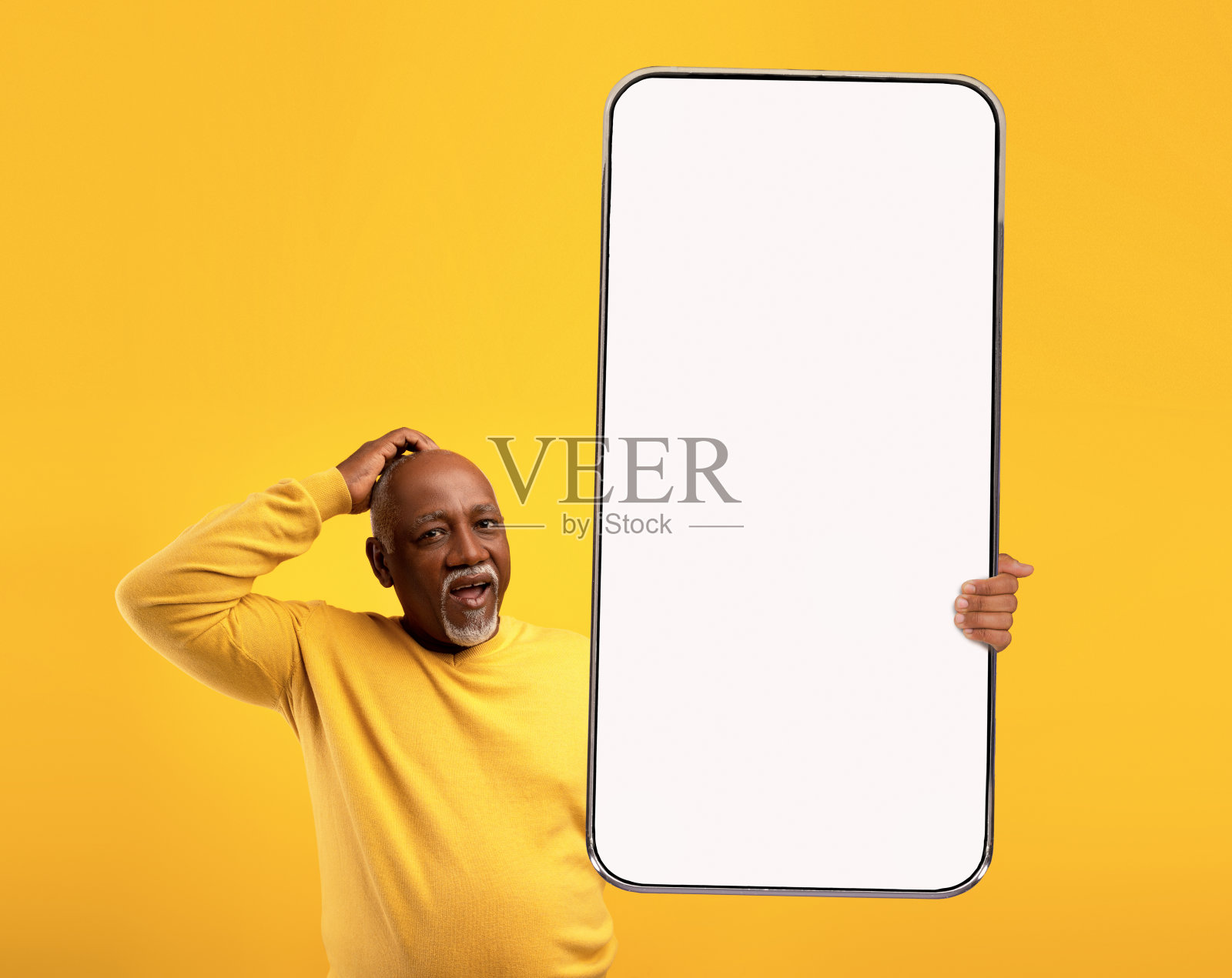 兴奋的高级非洲裔美国人拿着大智能手机空屏幕，演示模型的设计照片摄影图片