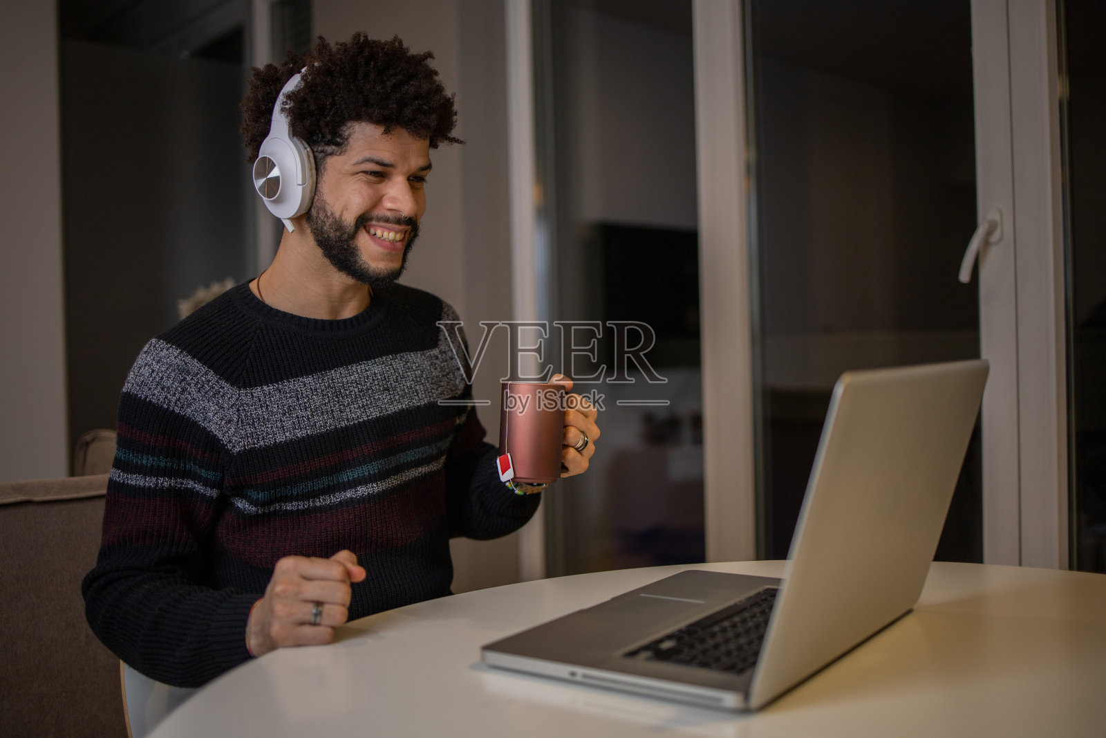 年轻人在家工作照片摄影图片