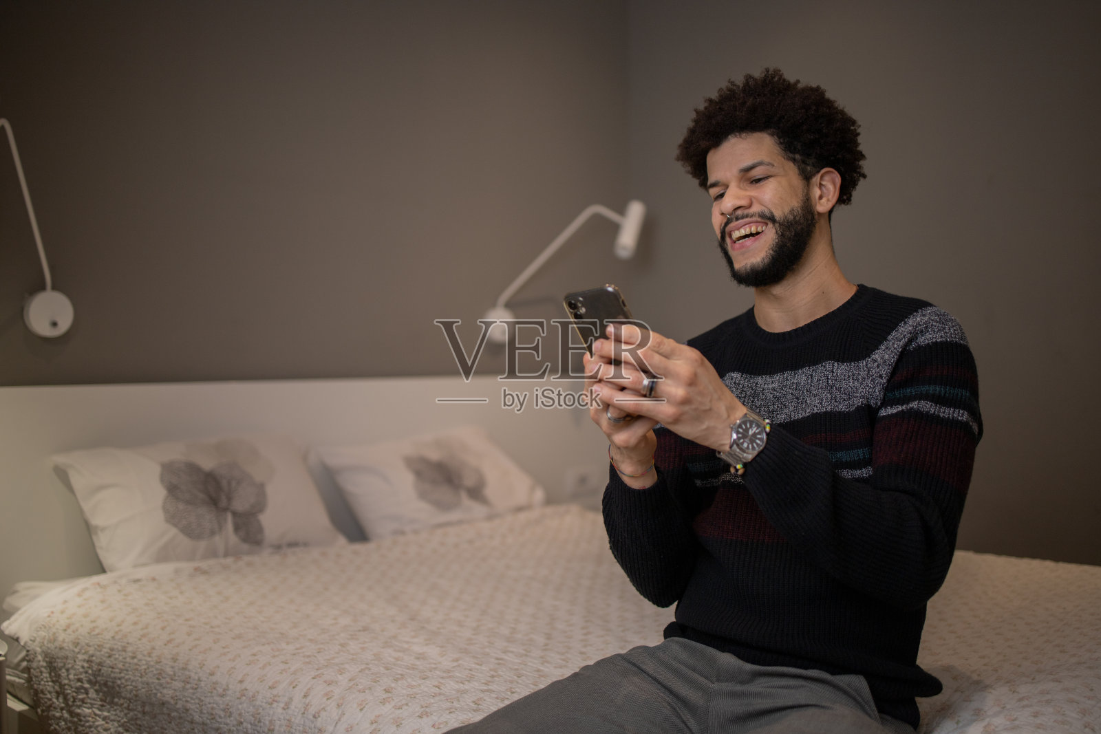 男人在用智能手机照片摄影图片