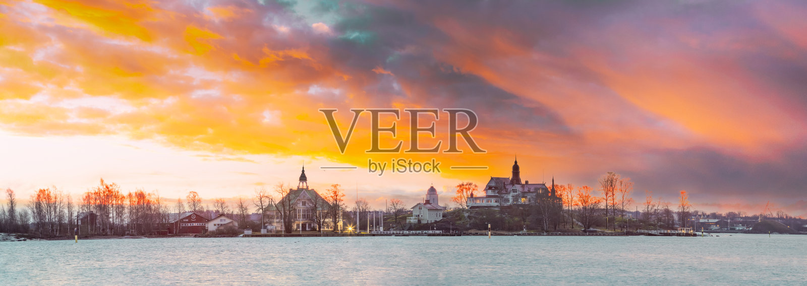 芬兰赫尔辛基。Blekholmen Valkosaari岛和Luoto岛的日出景观全景。云的惊人色彩效果。自然明亮戏剧性的天空背景。柔和的颜色照片摄影图片