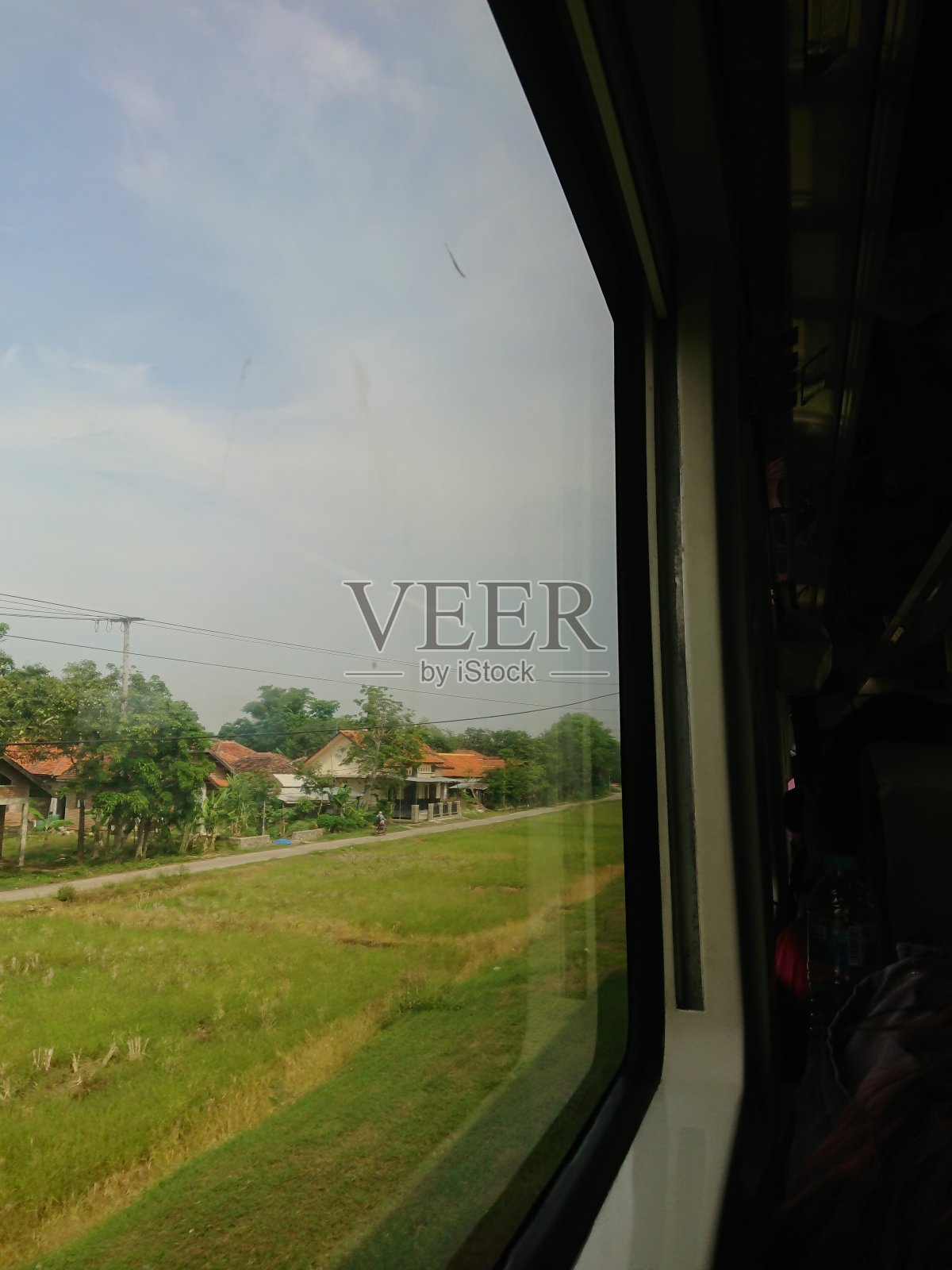 稻田，从火车上看照片摄影图片