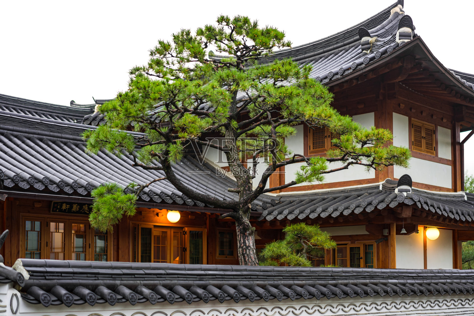 韩国日落时分的传统建筑照片摄影图片