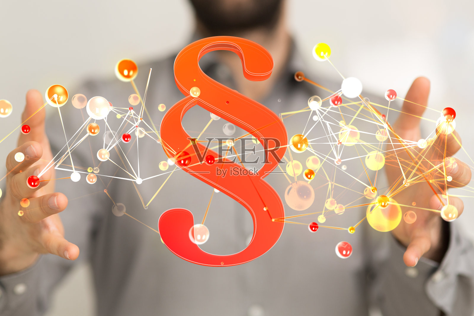 在律师的手掌之间的一段符号的全息图;法典概念照片摄影图片