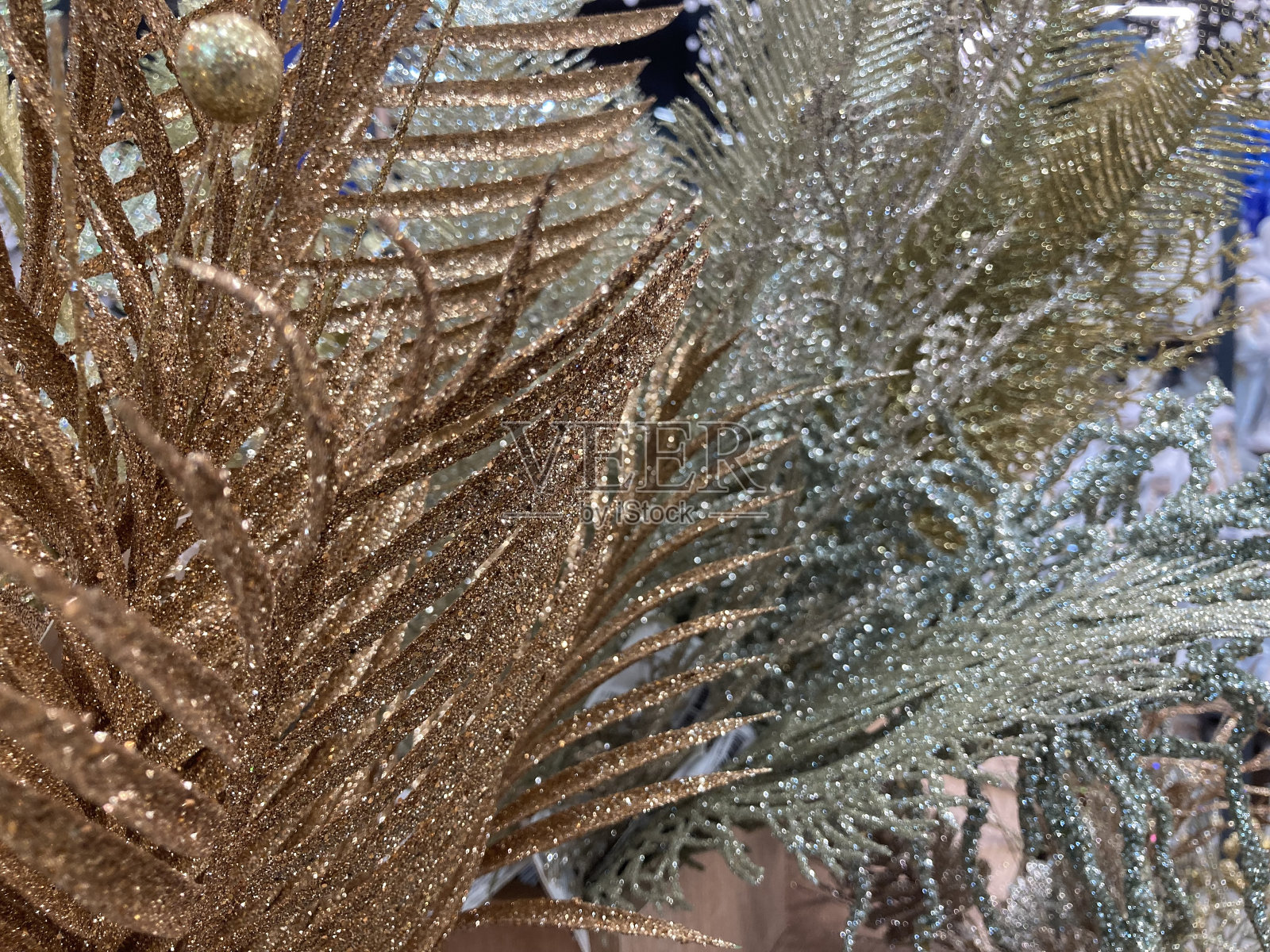 金色的叶子。圣诞节和新年的装饰。树叶覆盖着金色的闪光。刻字的空余空间。美丽的新年背景。圣诞树花环饰品照片摄影图片