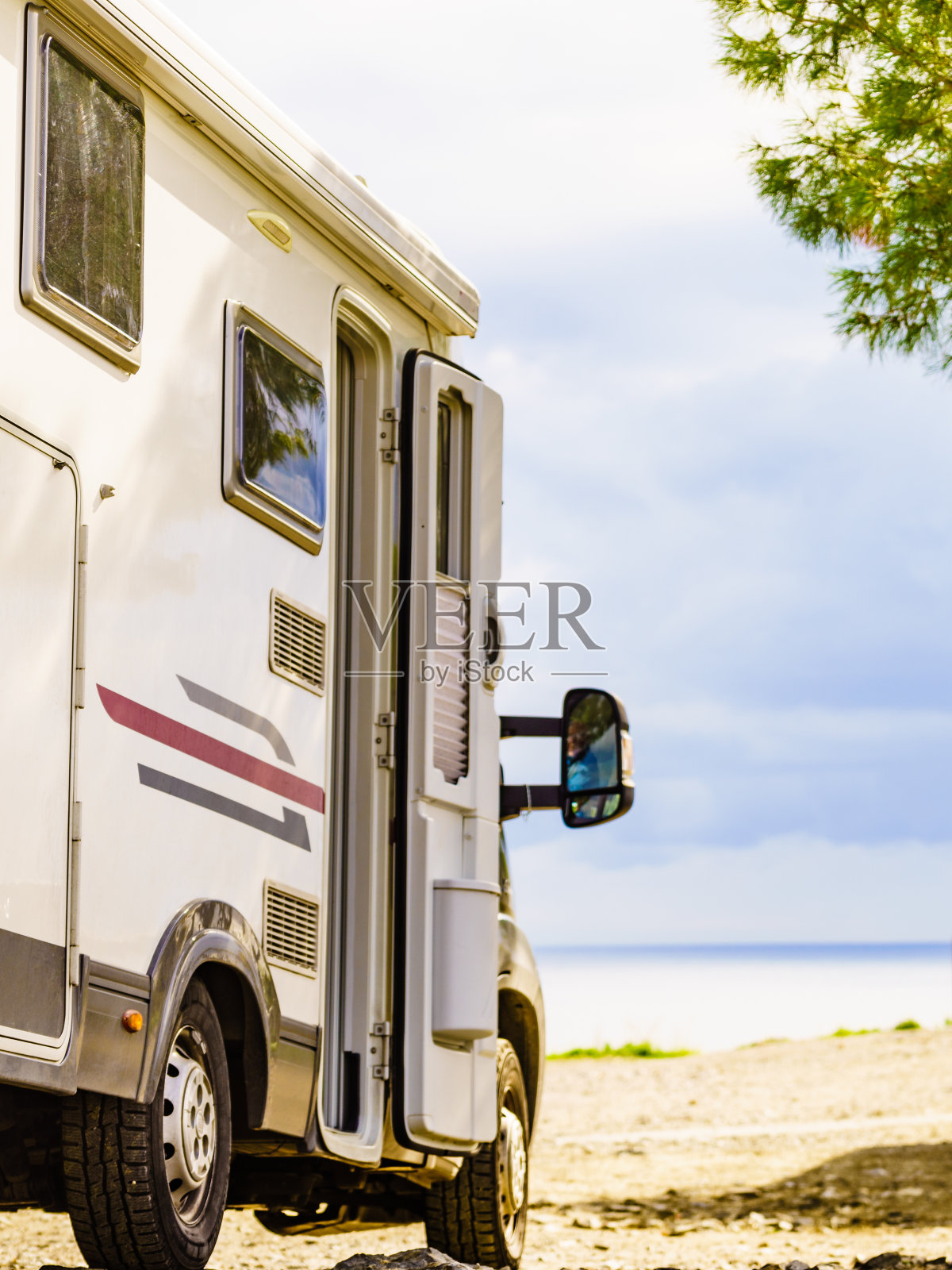 沙滩露营房车照片摄影图片