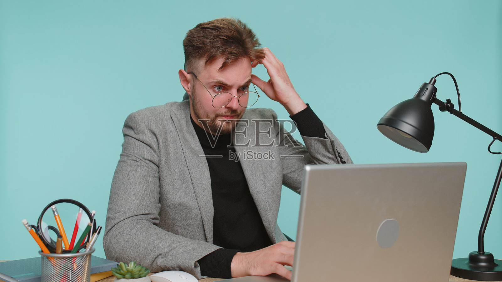 悲伤的商人精神崩溃，损失，抑郁，危机，破产，抑郁，坏运气照片摄影图片