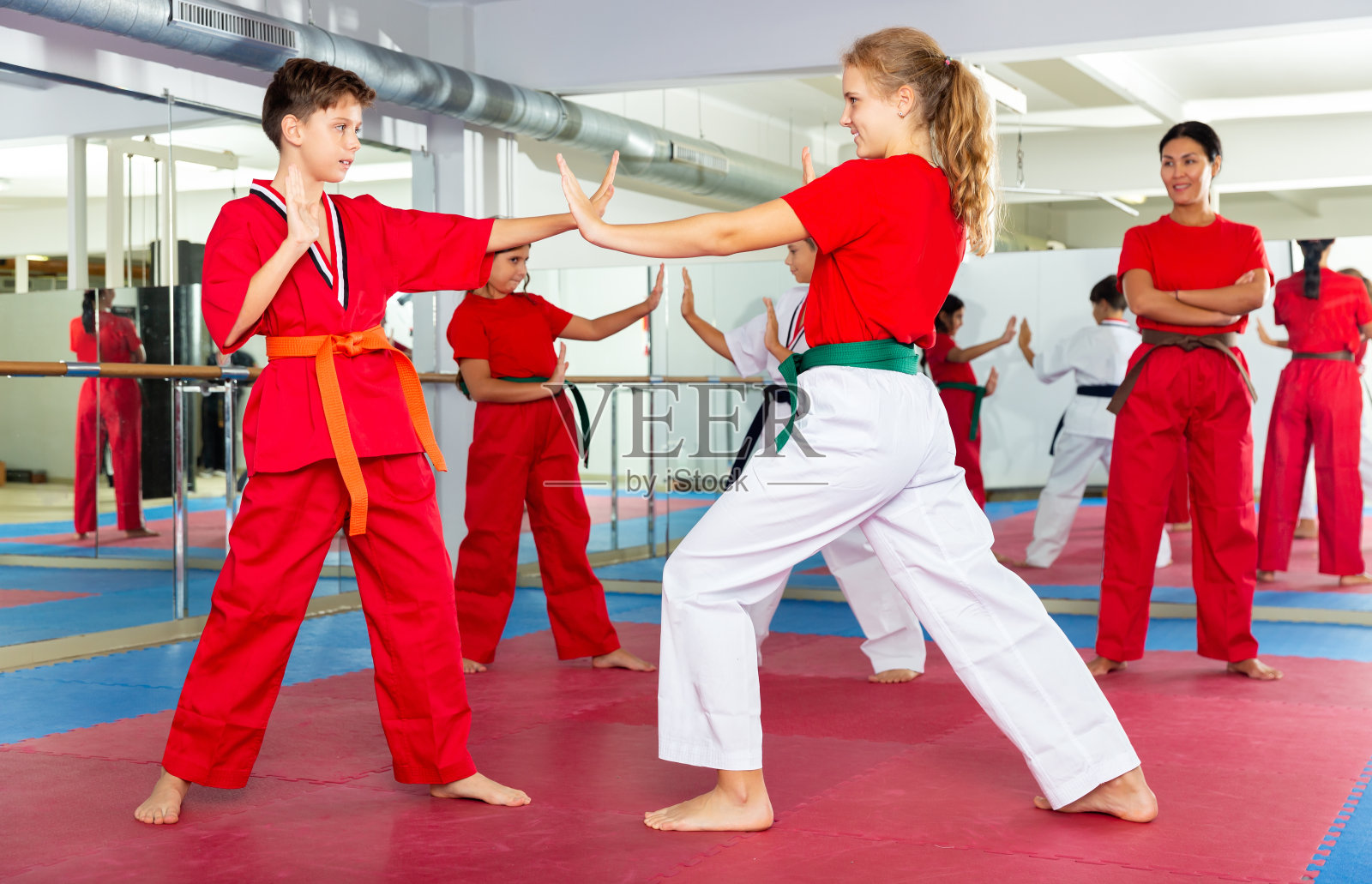 一群孩子在空手道课上做空手道踢腿照片摄影图片