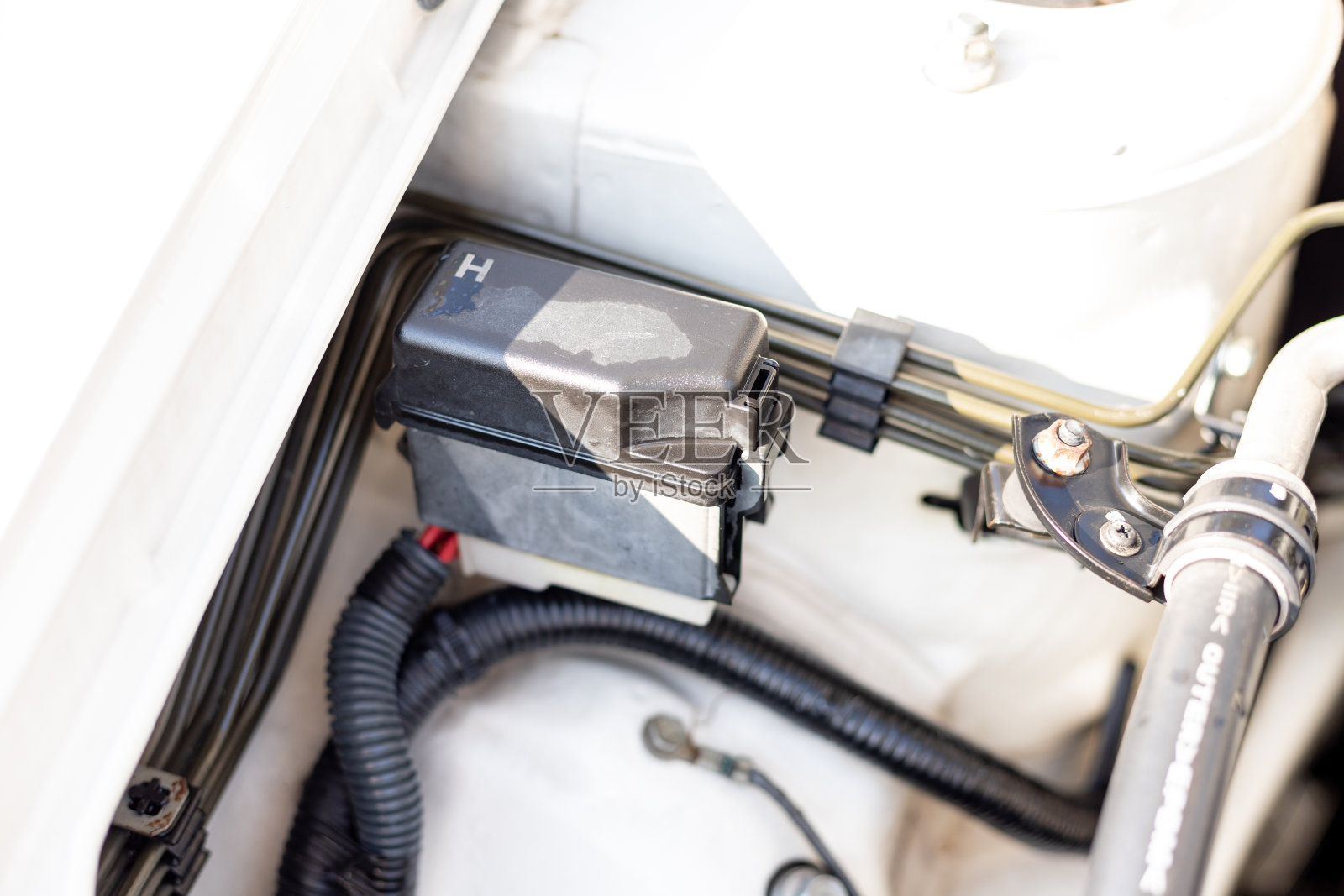 汽车发动机舱内的保险丝盒照片摄影图片