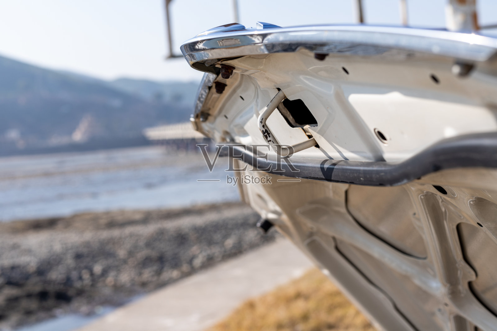 车锁上方的车盖照片摄影图片