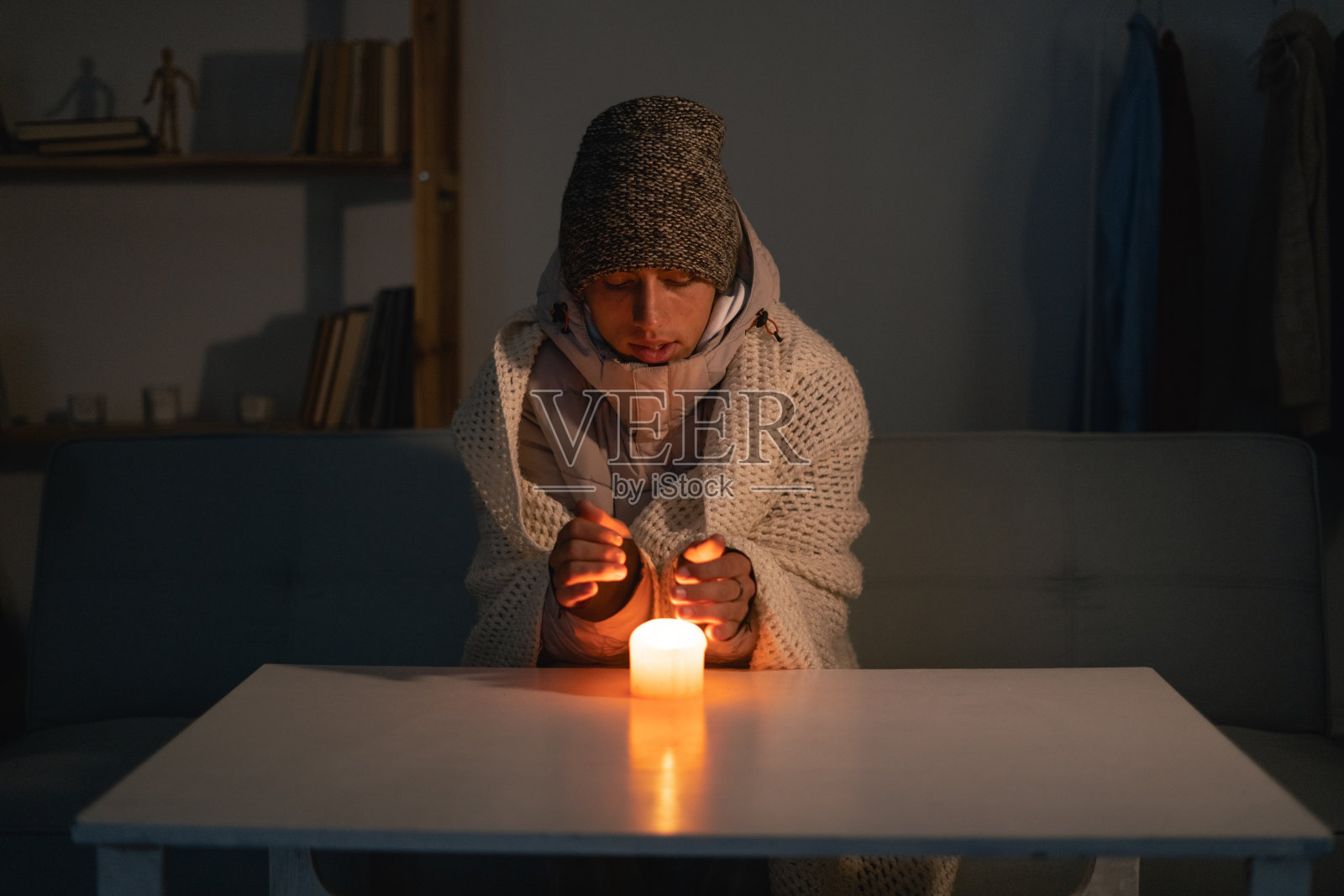 欧洲能源危机导致停电，一名疲惫的男子在没有暖气和电力的情况下受苦。照片摄影图片