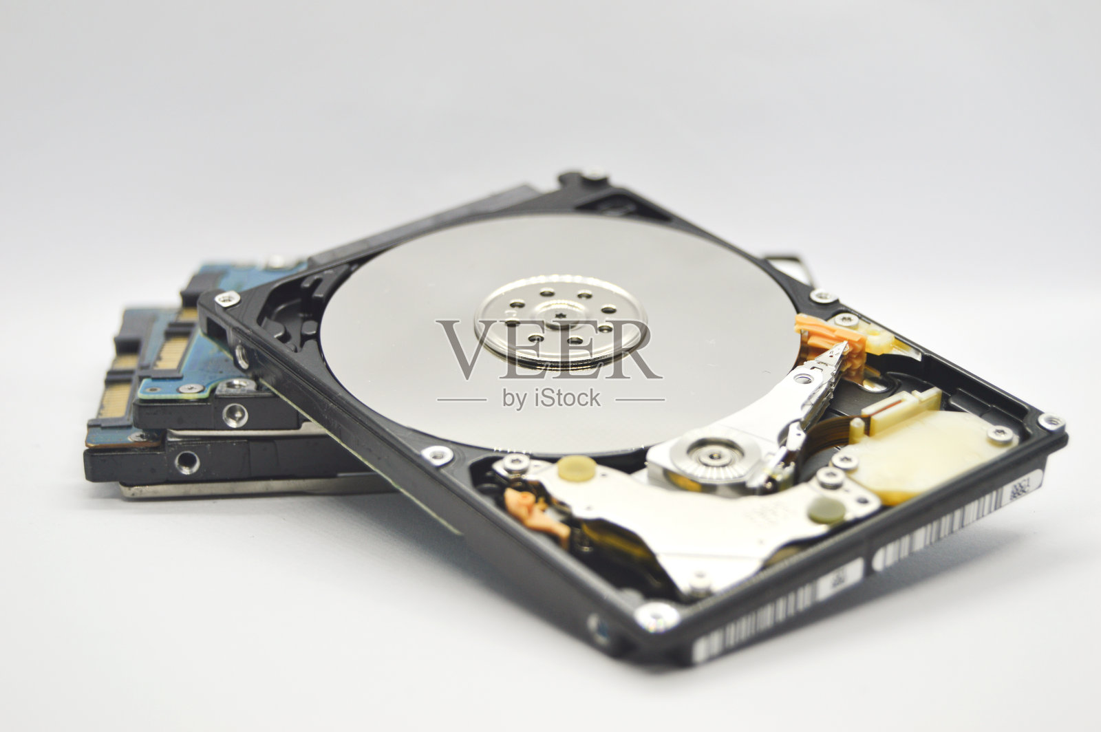 2.5英寸旋转磁盘类型的硬盘驱动器图像今天仍然普遍使用。照片摄影图片