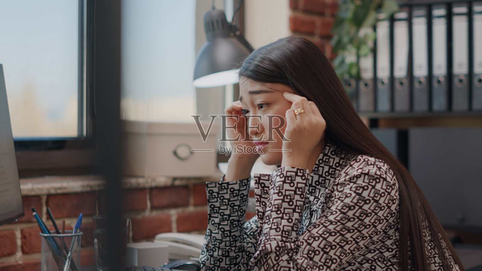 近距离拍摄头痛员工揉太阳穴工作照片摄影图片