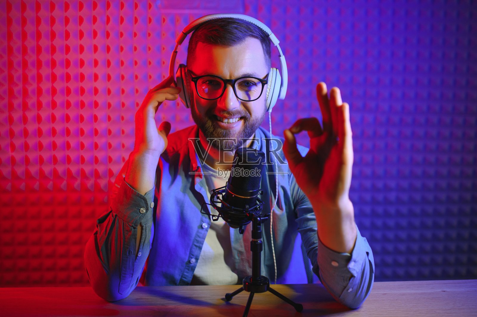 在录音棚唱歌的男人照片摄影图片