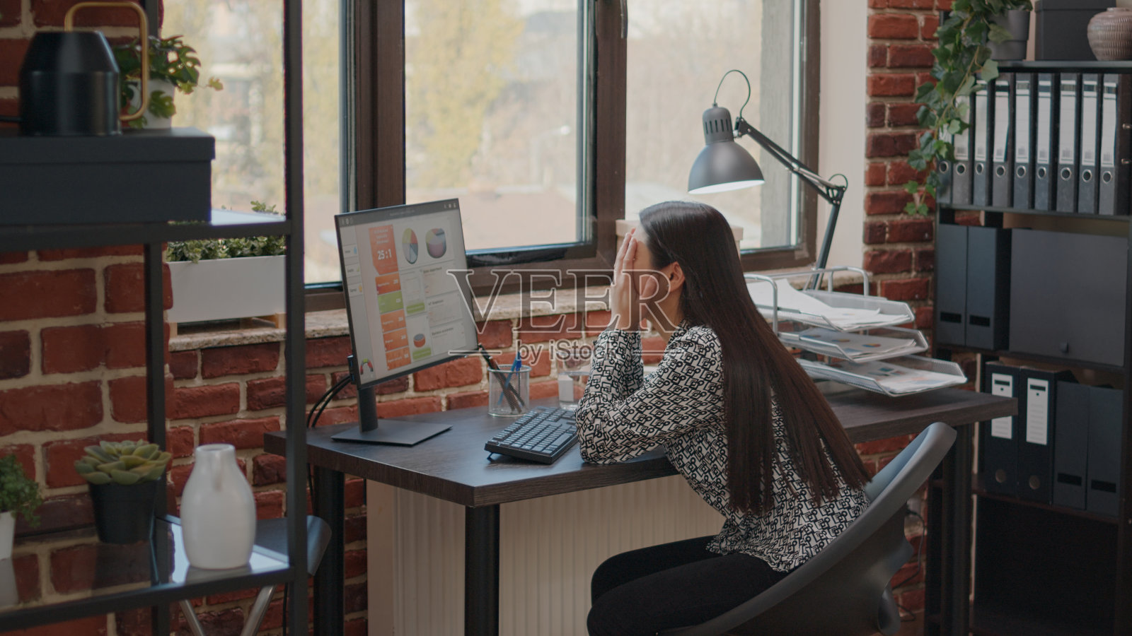 在截止日期的压力下工作的沮丧员工照片摄影图片
