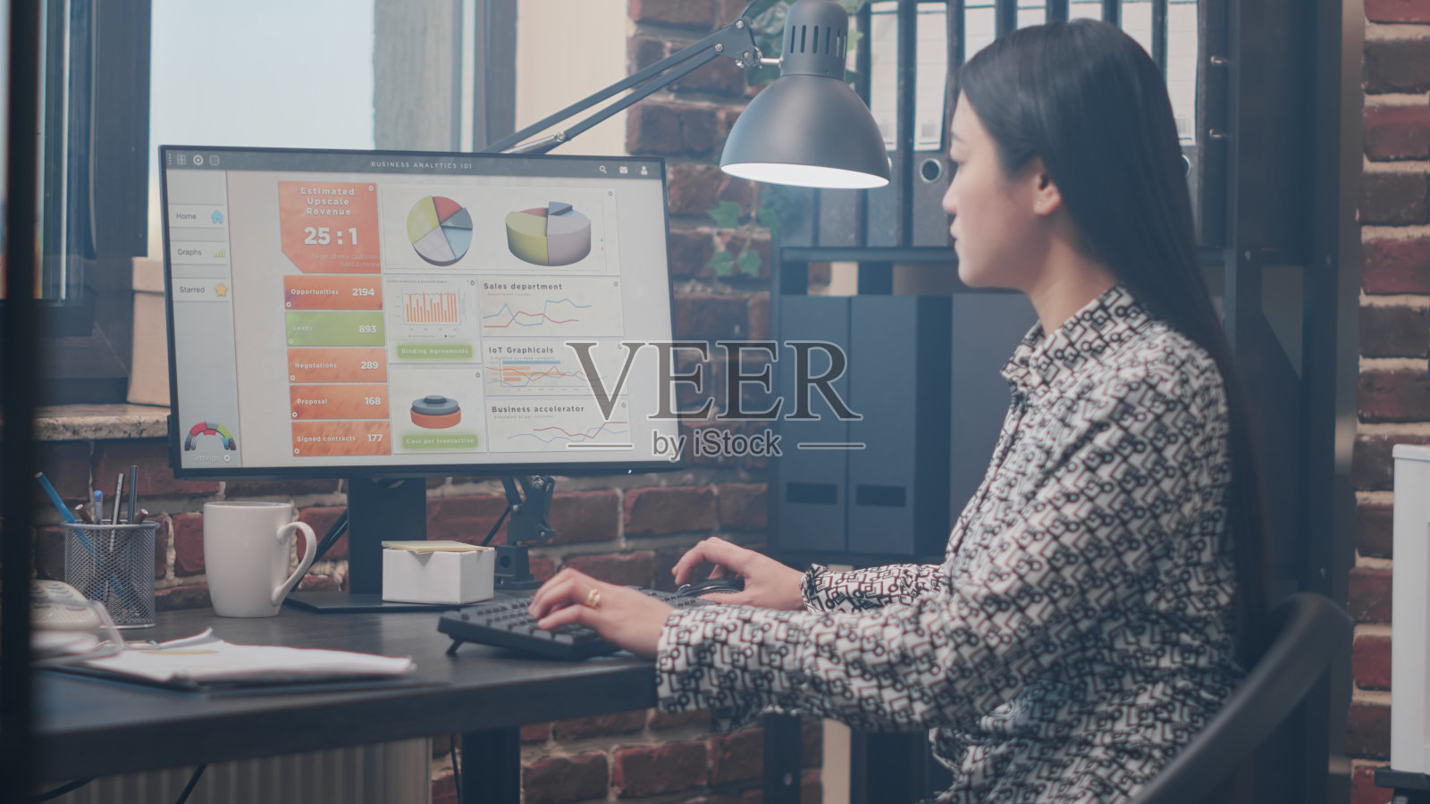 近距离的商业妇女使用电脑和键盘照片摄影图片