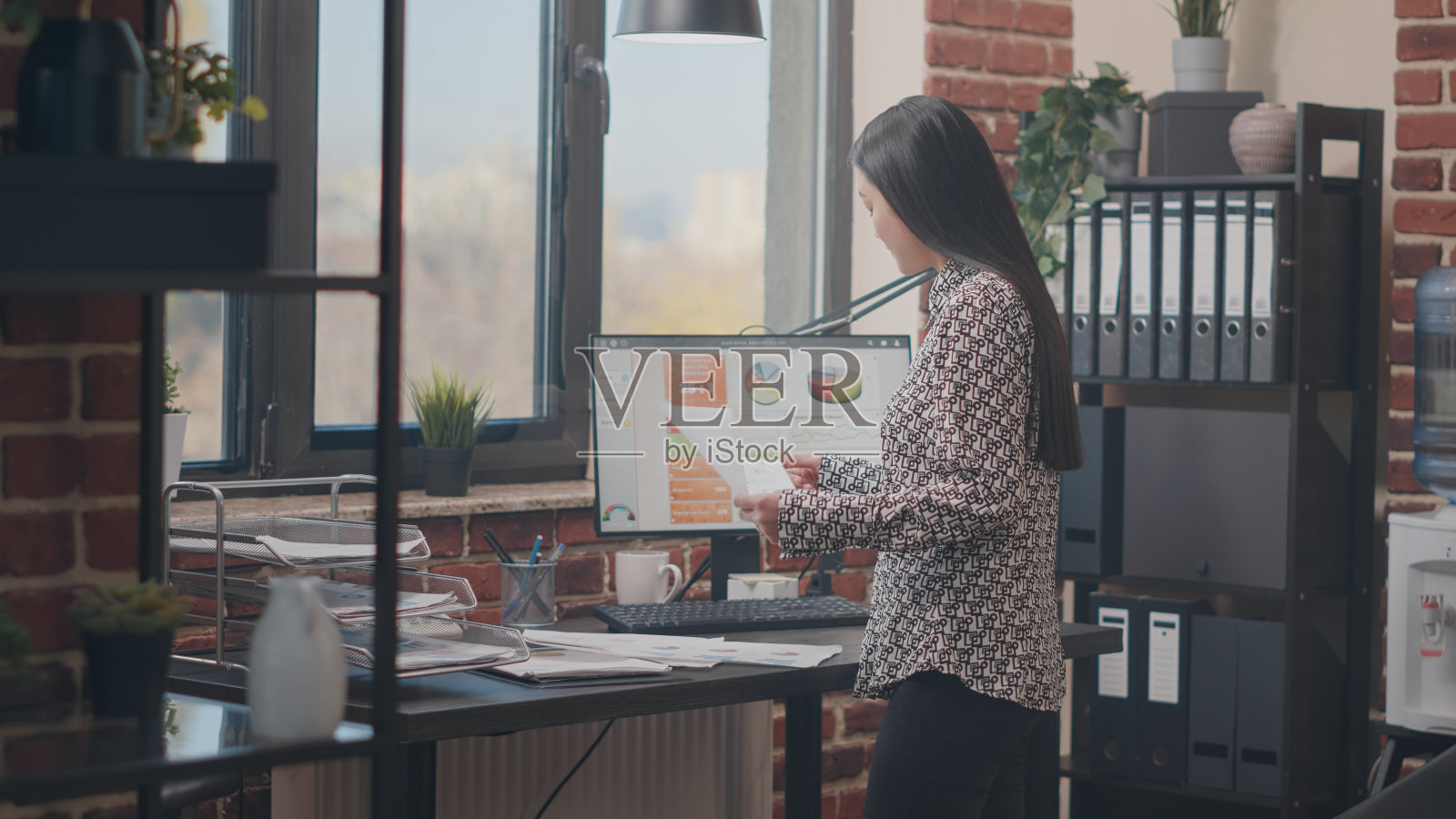 商业女性使用文件在项目中工作照片摄影图片