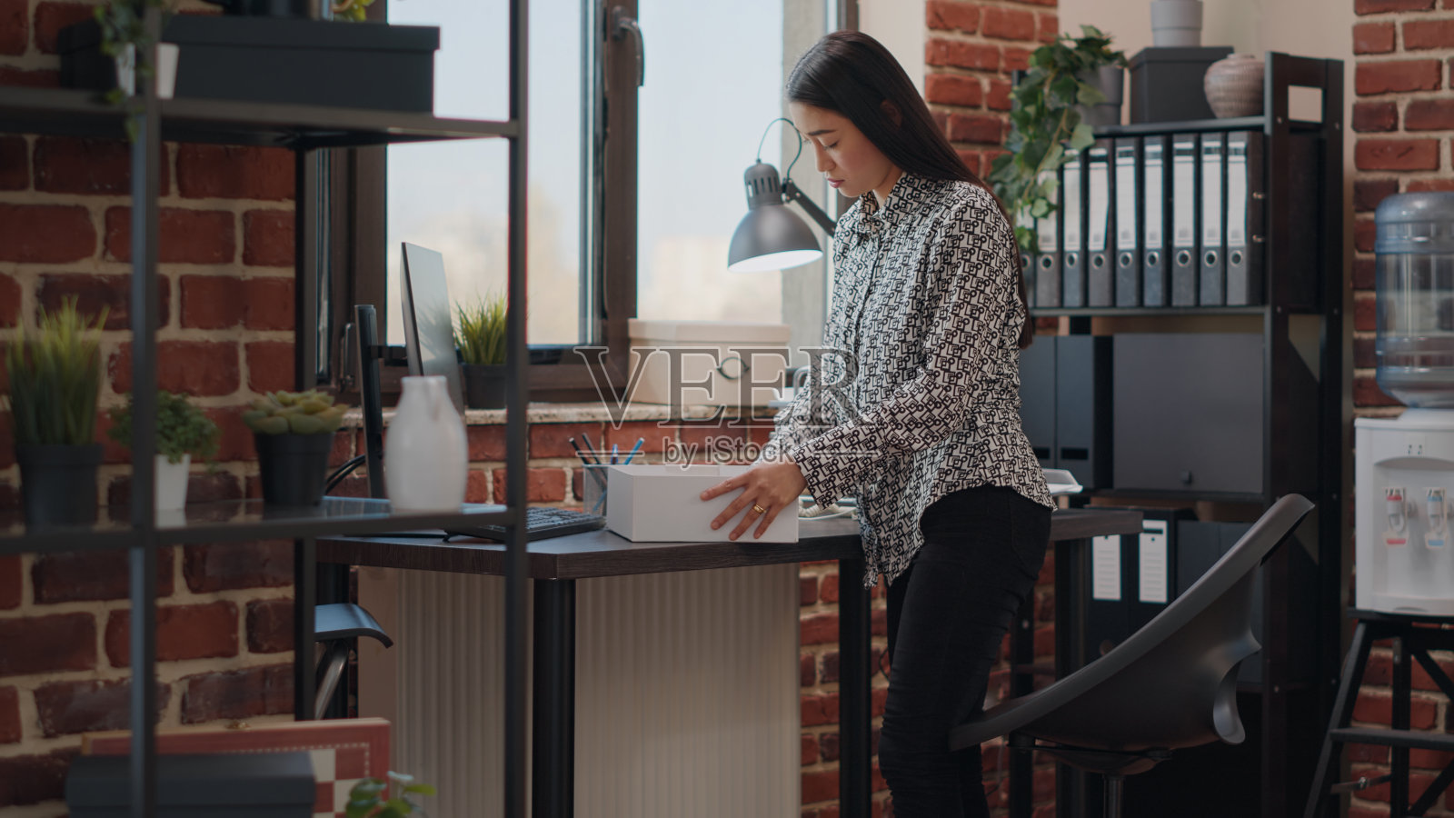 被解雇后收拾办公室物品的人照片摄影图片