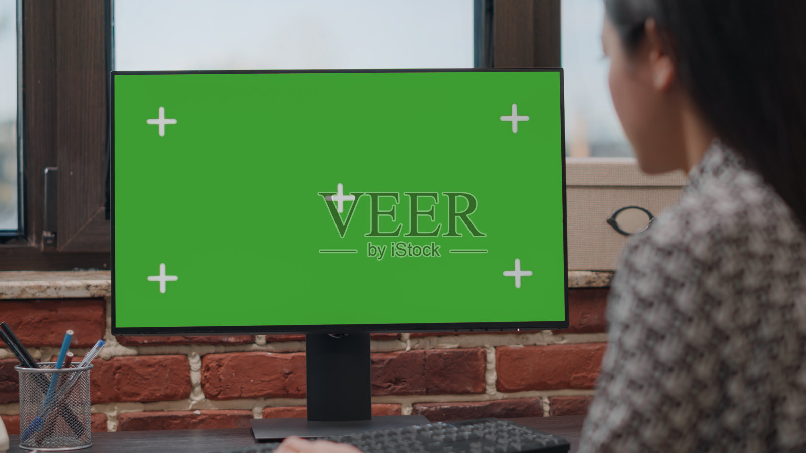 工人使用计算机的近景，水平绿色屏幕照片摄影图片