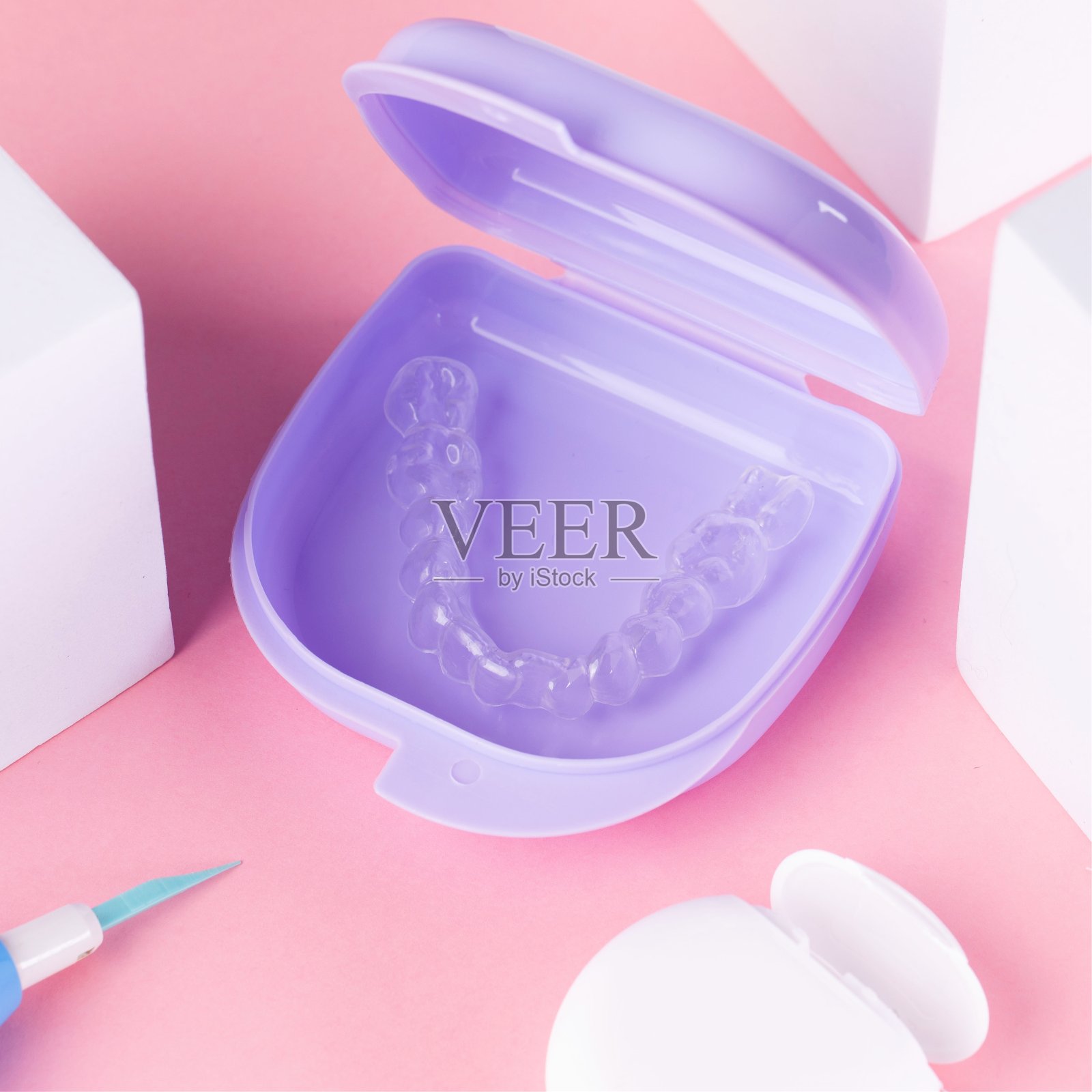 用隐形牙套矫正牙齿照片摄影图片