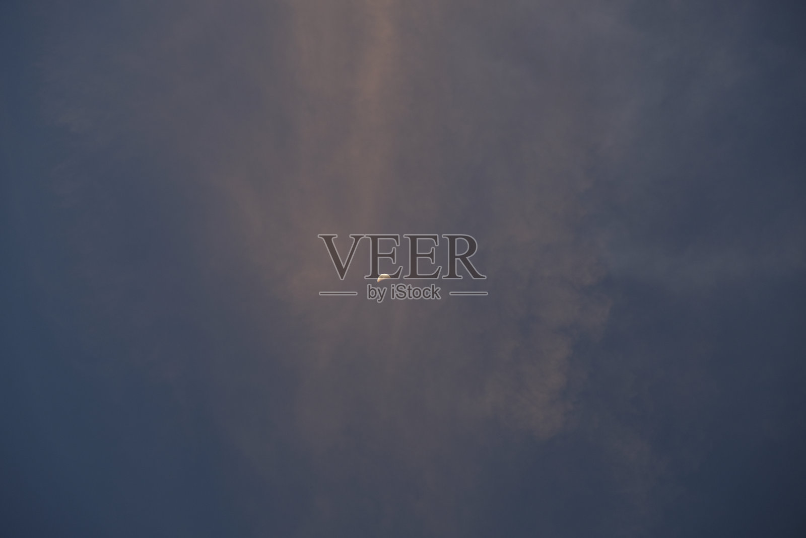 美丽的午后天空有月亮。照片摄影图片