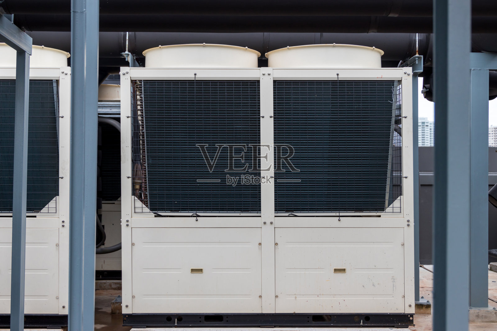 空调压缩机安装在屋顶建筑物上。工业空调机组。屋顶工业空调和通风系统。数据中心大楼的冷却塔。照片摄影图片