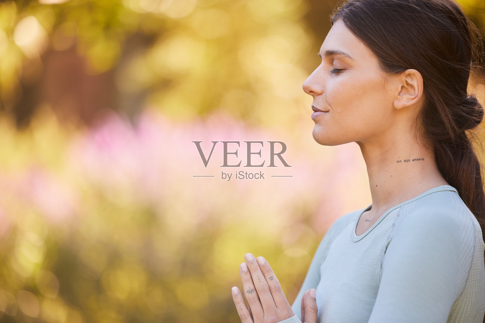 平静，冥想和女人做瑜伽在公园的和平，安静和禅。健康的生活方式，放松和女孩的双手一起在大自然中调解。早晨进行激励、健康和正念锻炼照片摄影图片