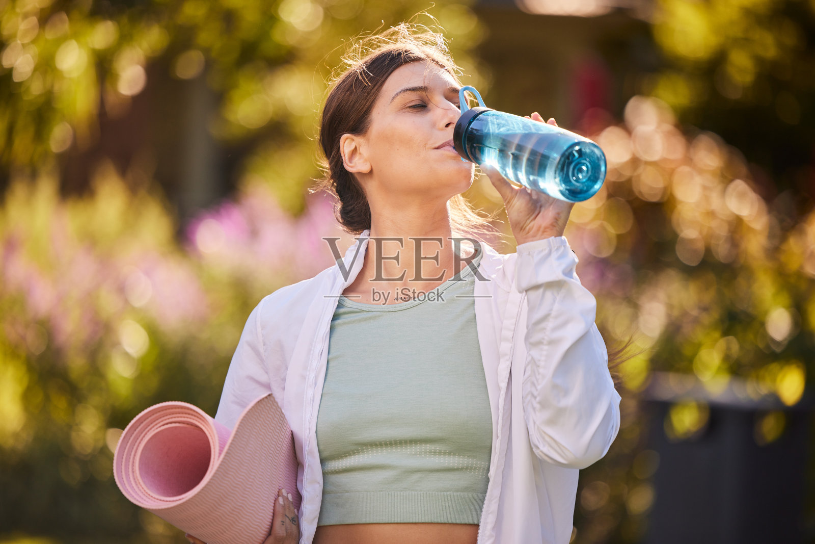 健身，女性和水的水合作用，瑜伽健康，运动或锻炼在大自然的户外。在健康运动中，女性可从抱瓶垫中饮用，用于锻炼、训练和保健照片摄影图片