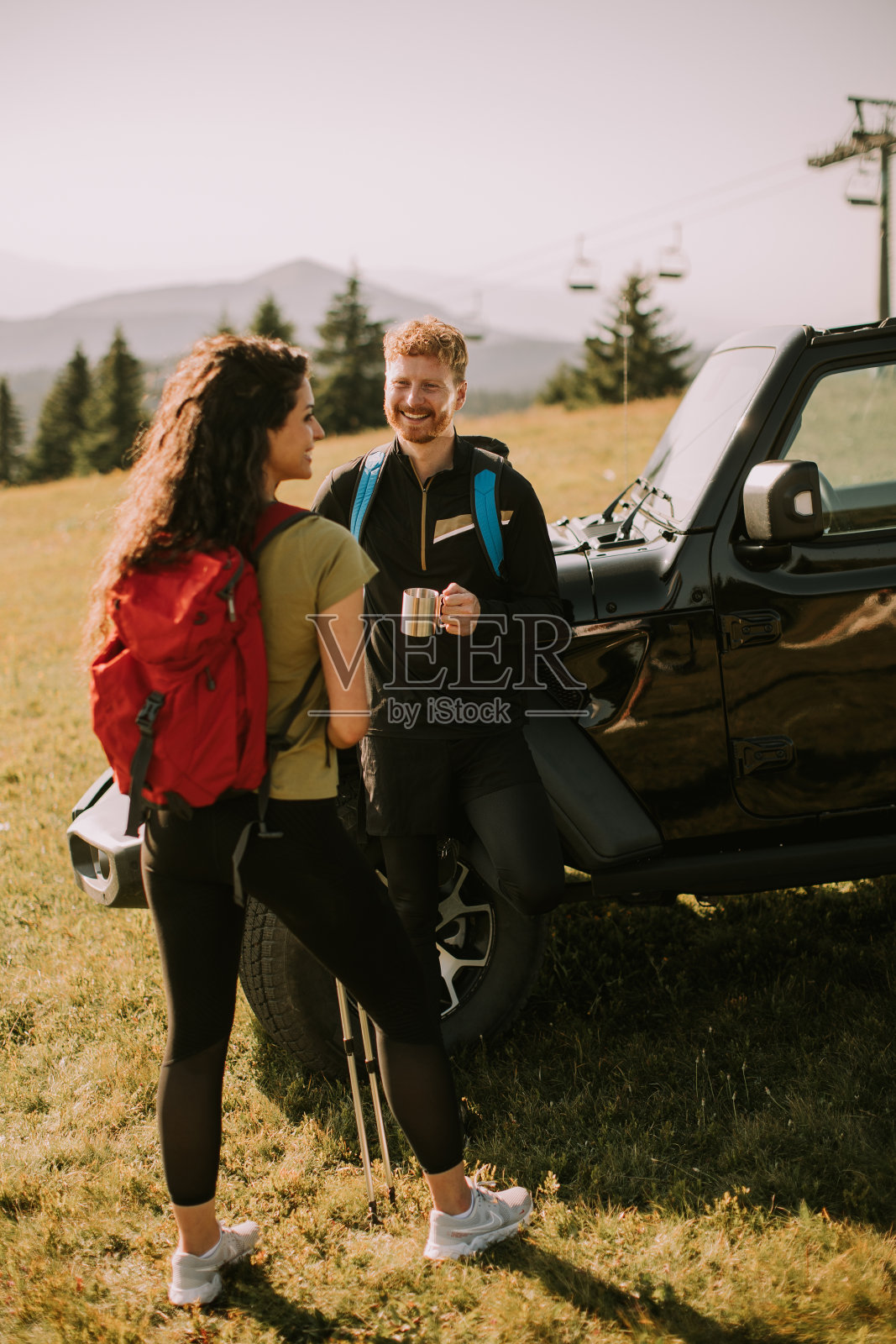 微笑的夫妇准备徒步旅行的背包地形车冒险照片摄影图片