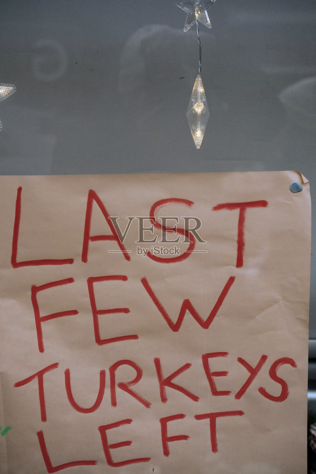 屠夫手写的牌子上写着最后几只火鸡了照片摄影图片