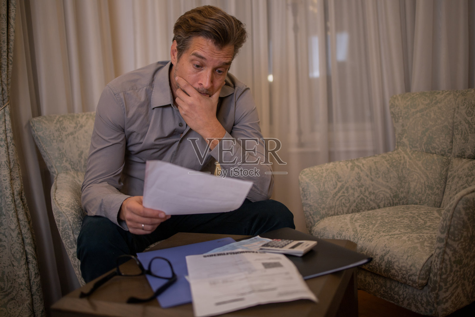 中年男子正在处理文书工作照片摄影图片