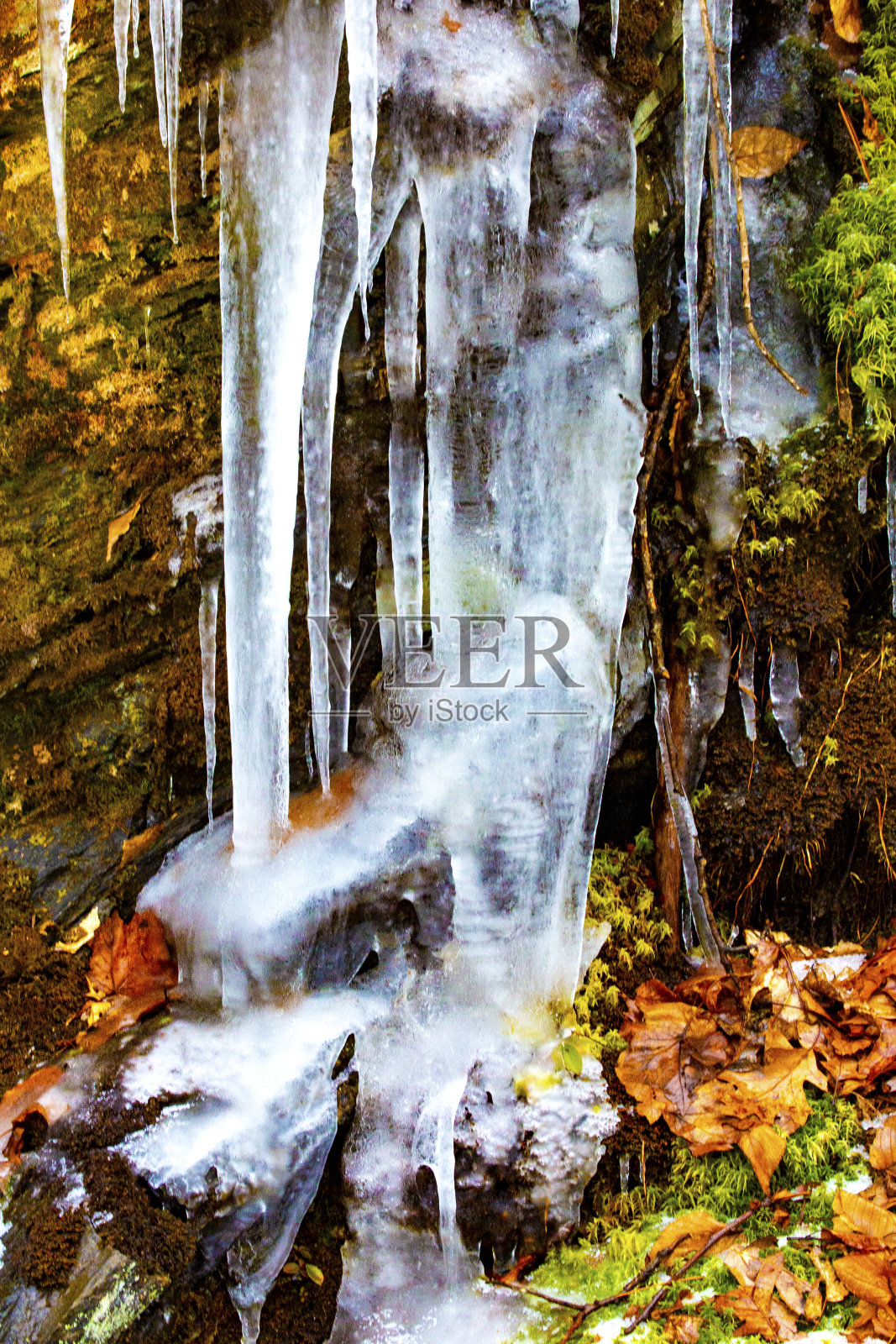 在康涅狄格的波顿山口，色彩微妙的冰层形成。照片摄影图片