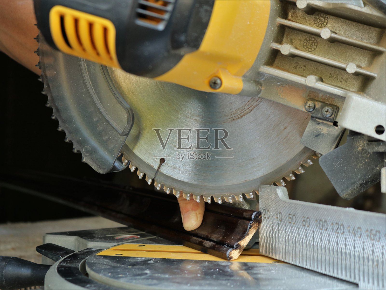 将木板安装到斜接锯上照片摄影图片