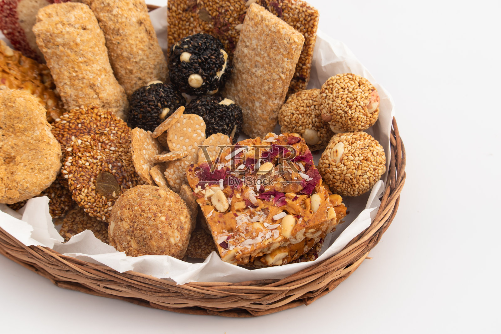 Gulab Gajak Mithai, Pista Gazak, Til Patti或Papdi, Til Laddu或Ladoo, Revdi和Rewri制成的Tilgul, Mungfali，芝麻籽，Jaggery Gud, Badam和Pista为Makar Sankranti或Lohri庆典照片摄影图片