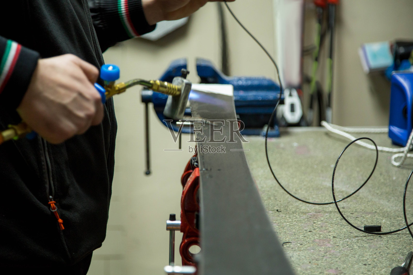 用单独的工具削削高山滑雪板的边缘照片摄影图片