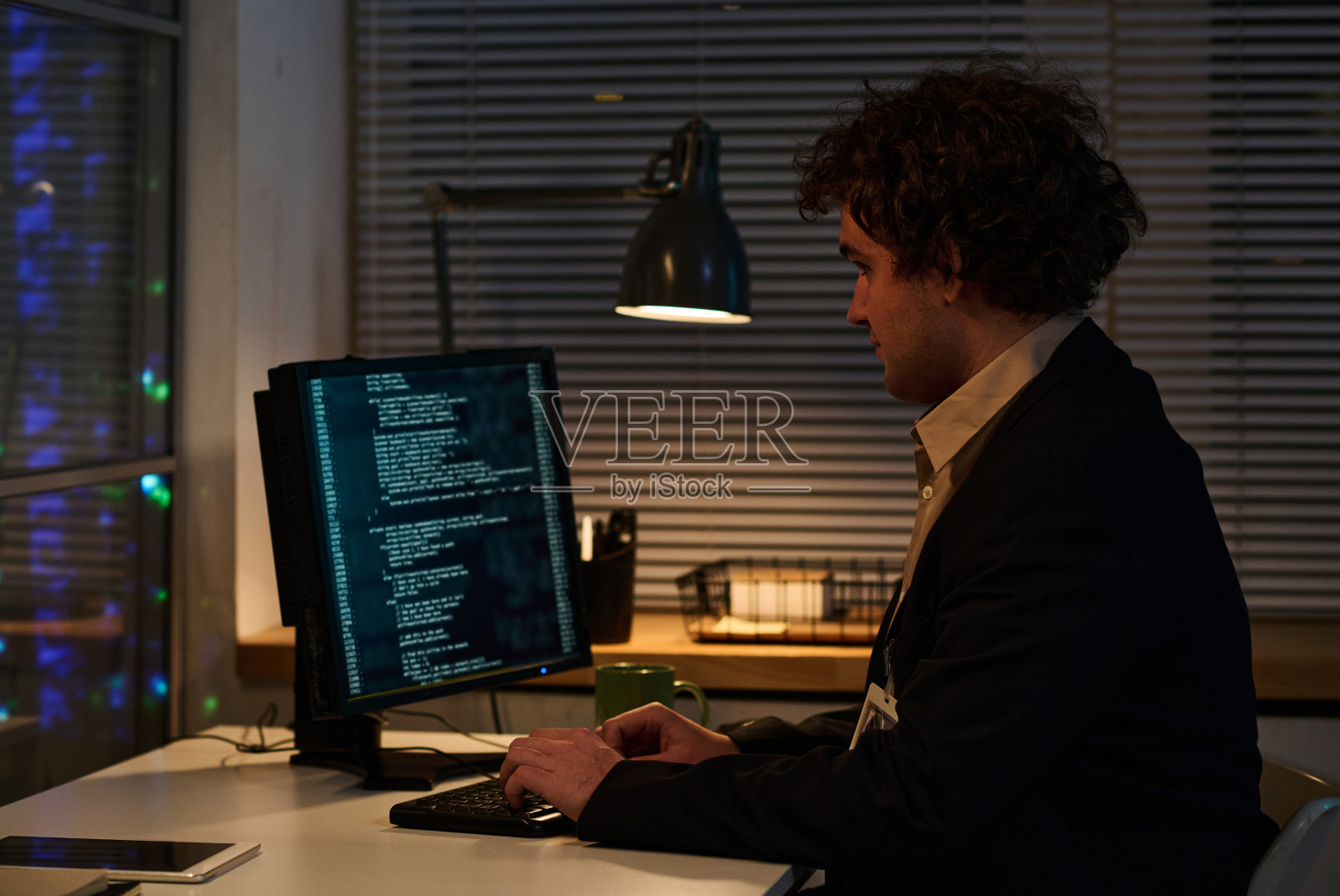 在计算机上处理代码的程序员照片摄影图片