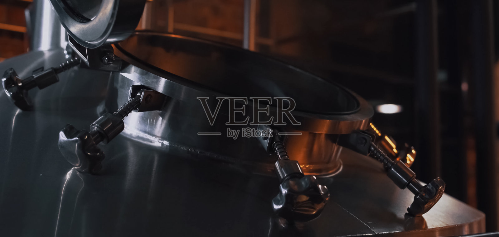 酿造麦芽和啤酒的设备。照片摄影图片