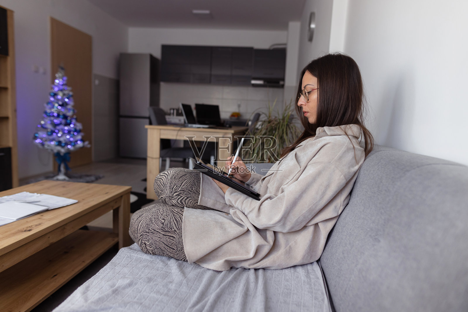 一个平面设计师在家工作的一天照片摄影图片