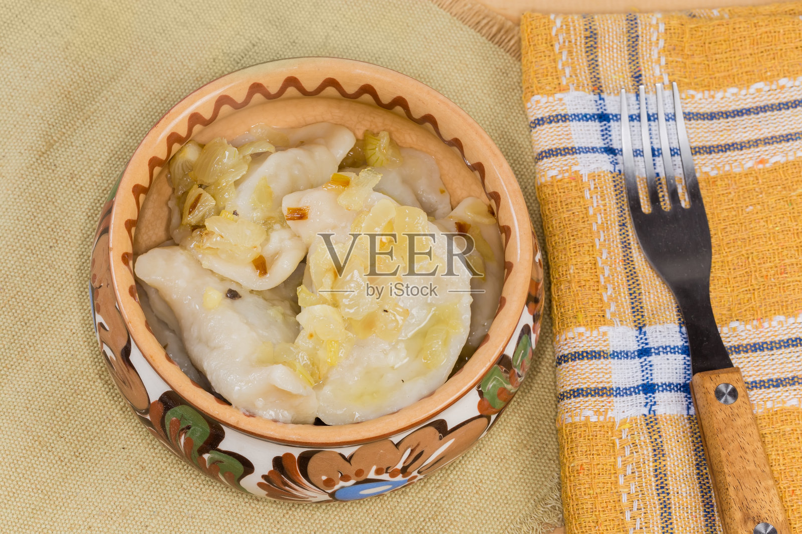 俯视图，在碗里放土豆和炸洋葱照片摄影图片