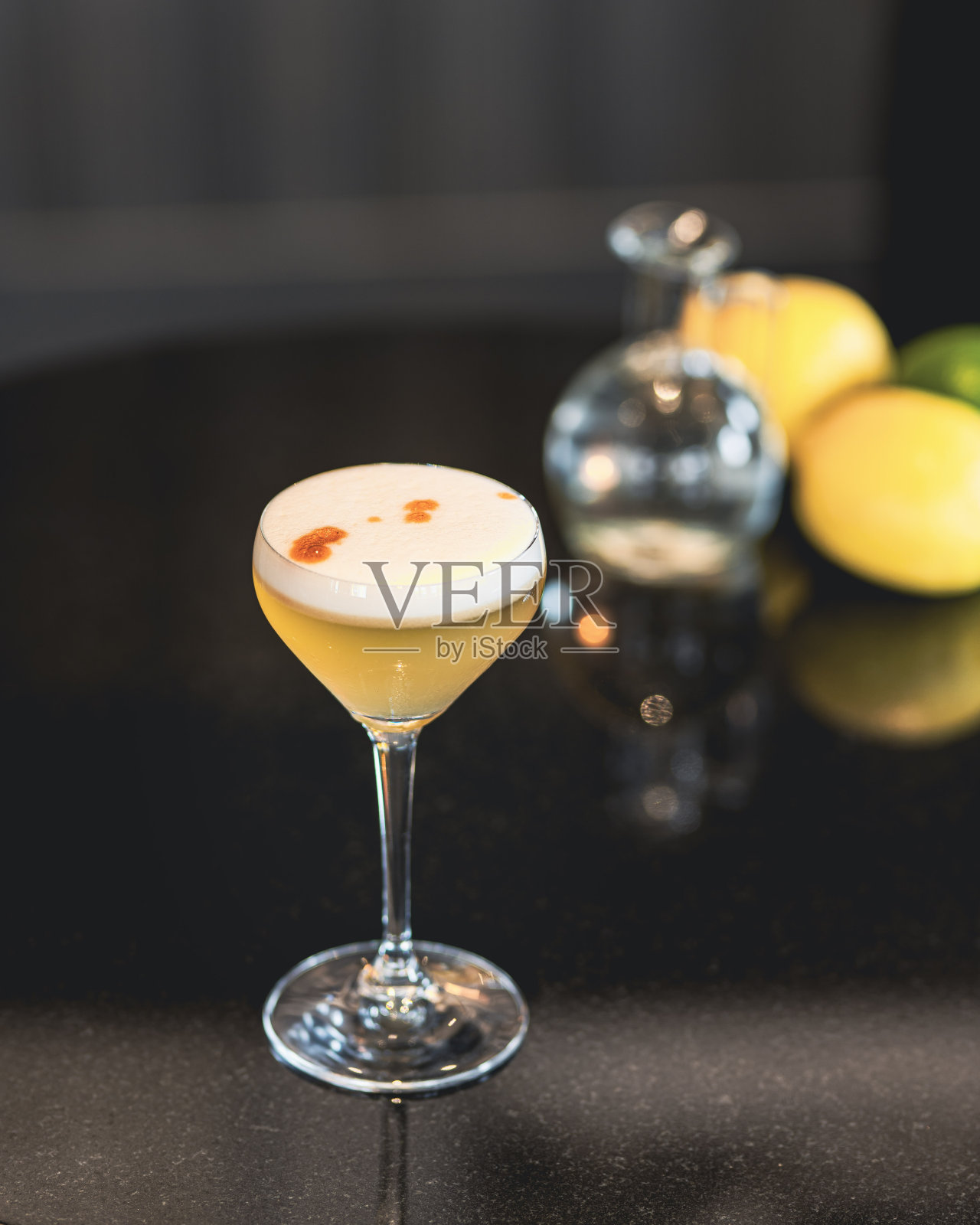 威士忌酸-一个传统的经典服务在一个简单和传统的玻璃杯照片摄影图片