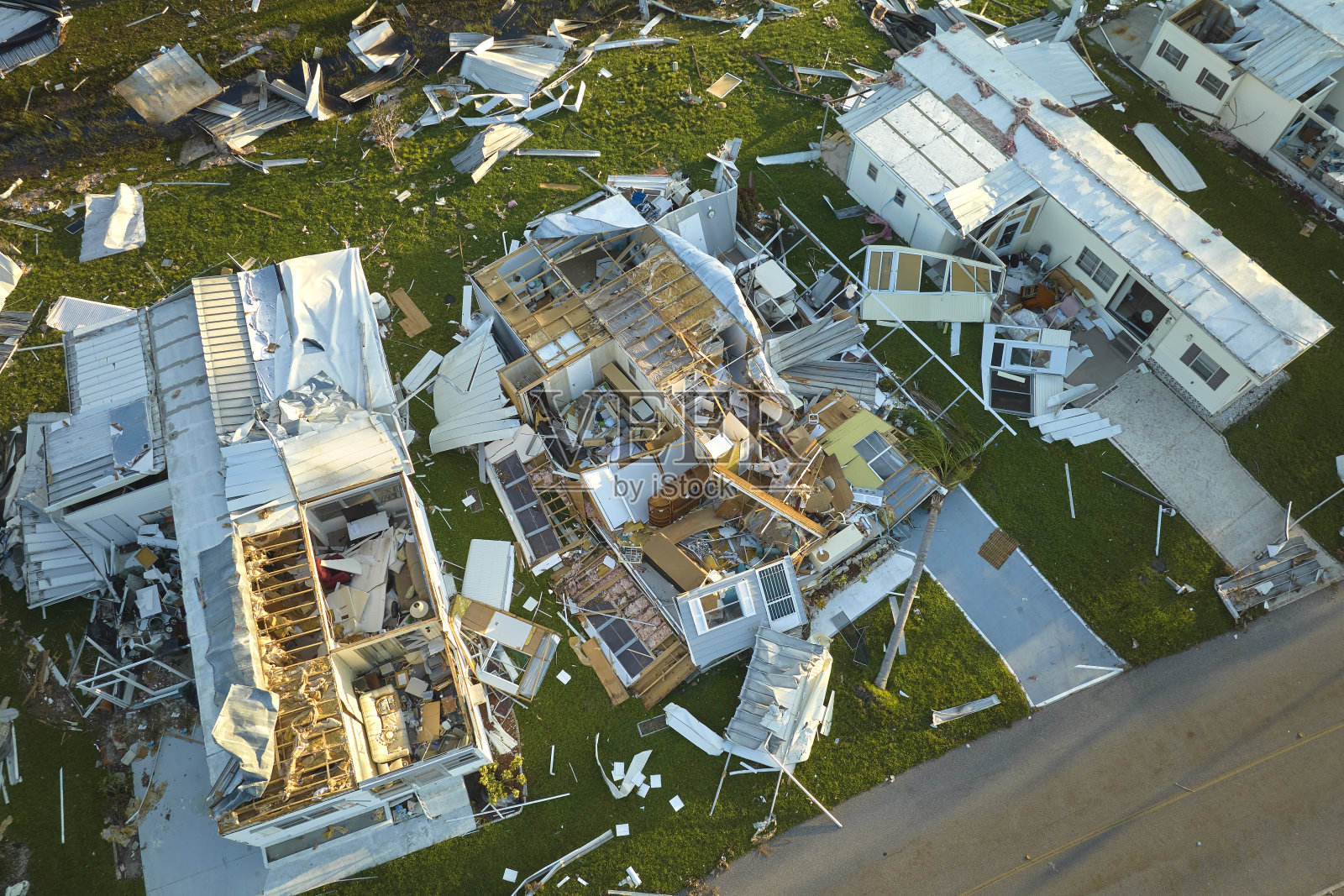 被飓风伊恩摧毁的佛罗里达郊区房屋移动住宅小区。自然灾害的后果照片摄影图片