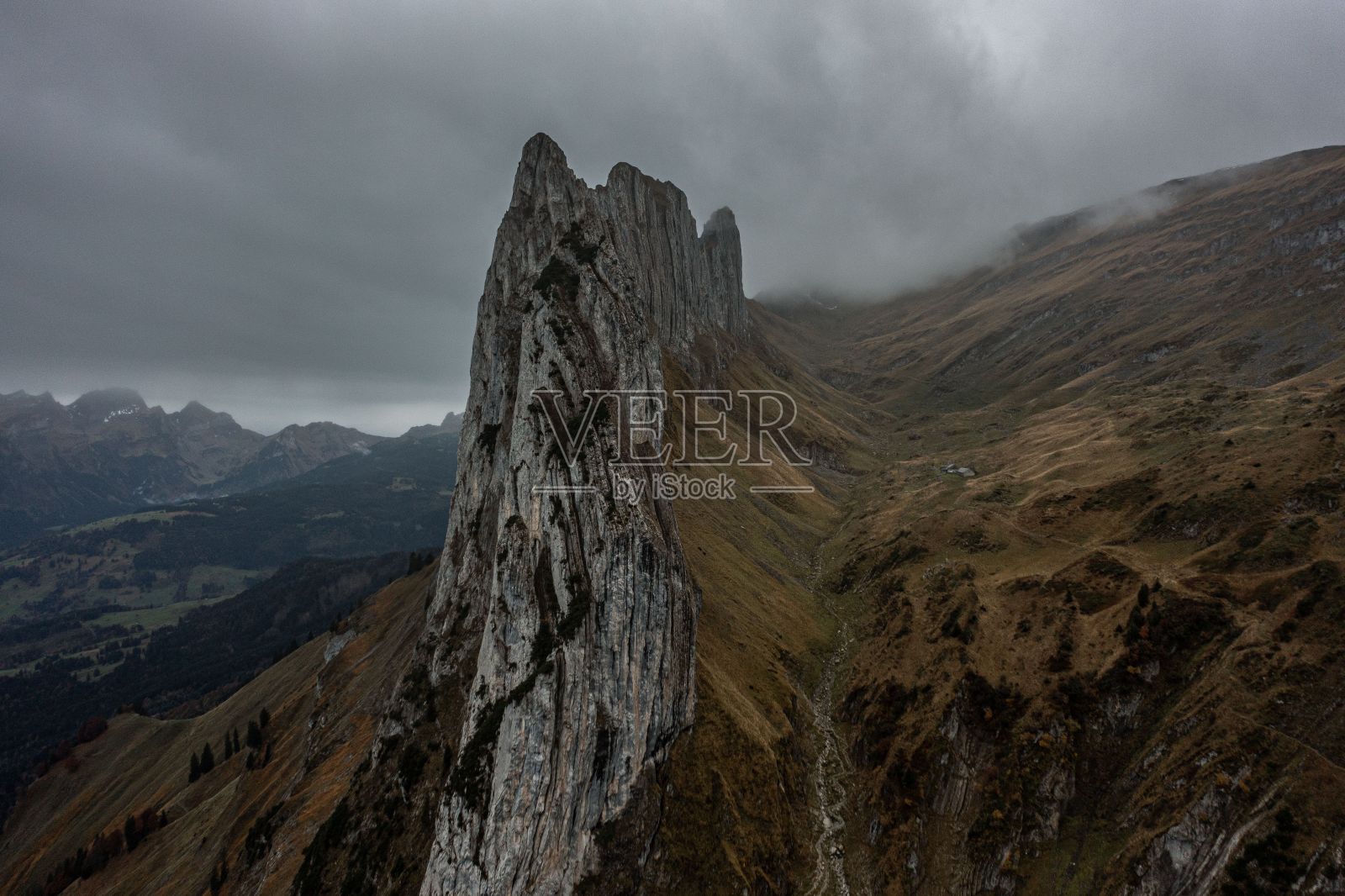 鸟瞰一个神秘的岩石阿尔卑斯山脉的高峰与阴云照片摄影图片
