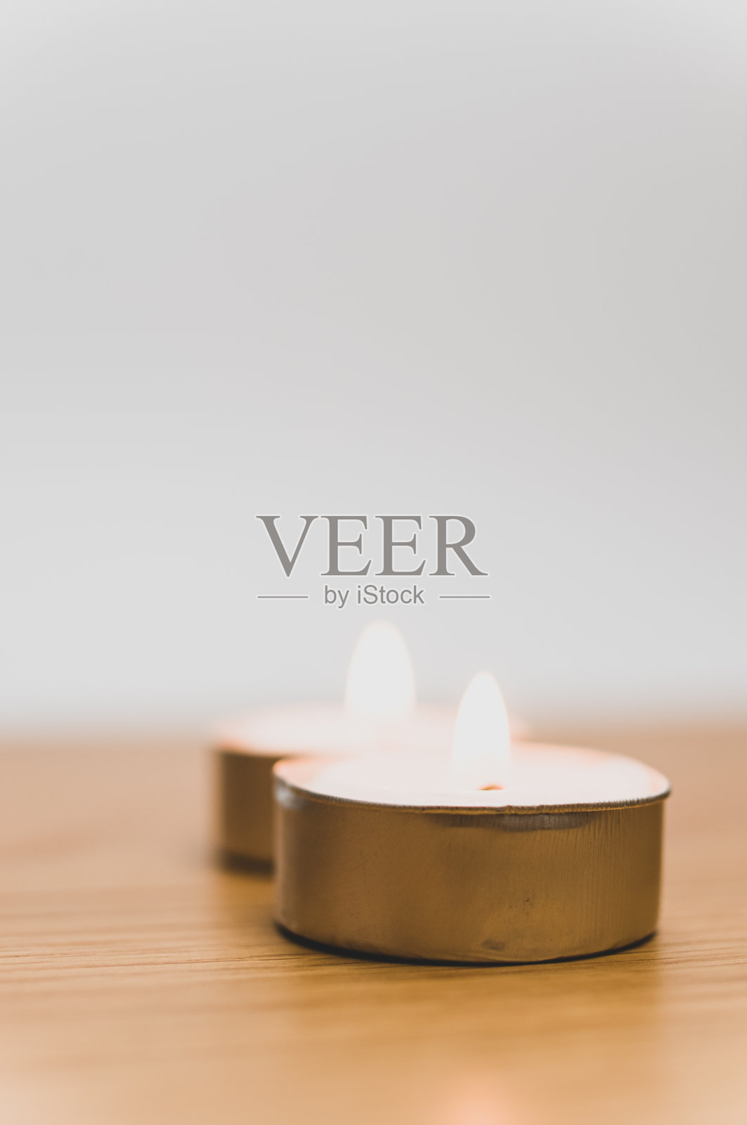 纯大豆蜡花茶灯在木制背景与文字空间照片摄影图片